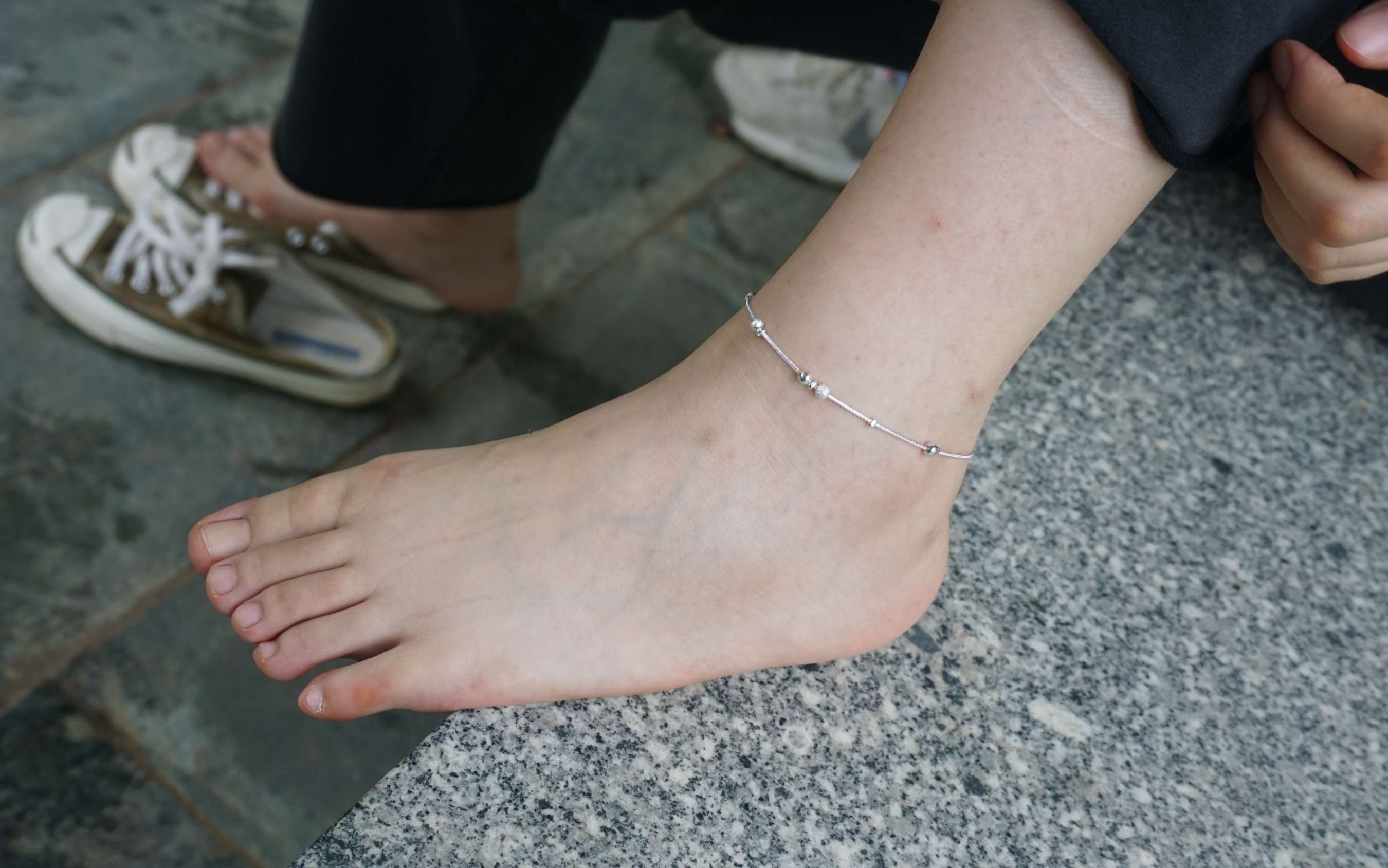 《小金师姐的36码白嫩小脚》作品图