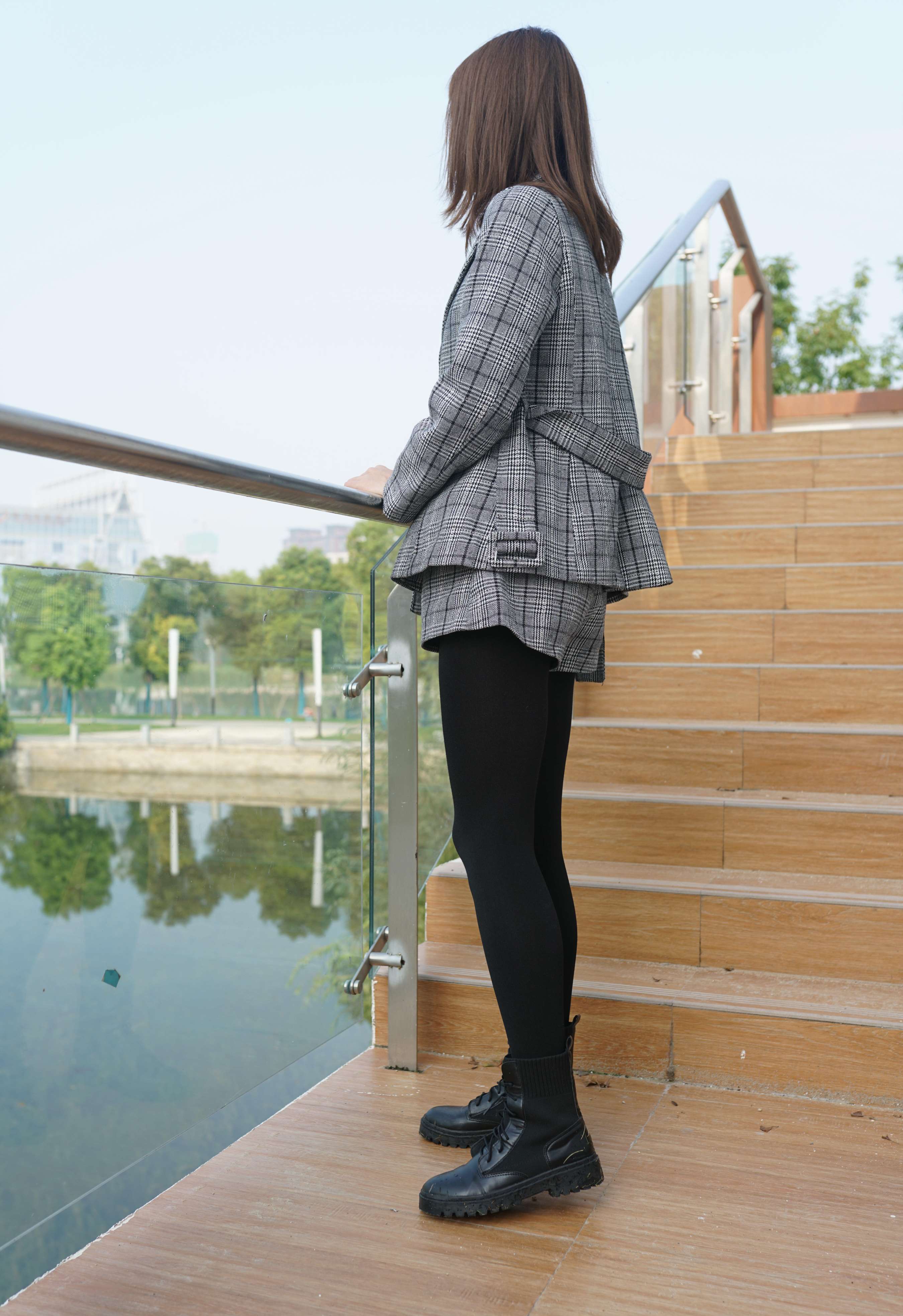 《蓓蓓少女 一叶残荷，一场秋寒》作品图