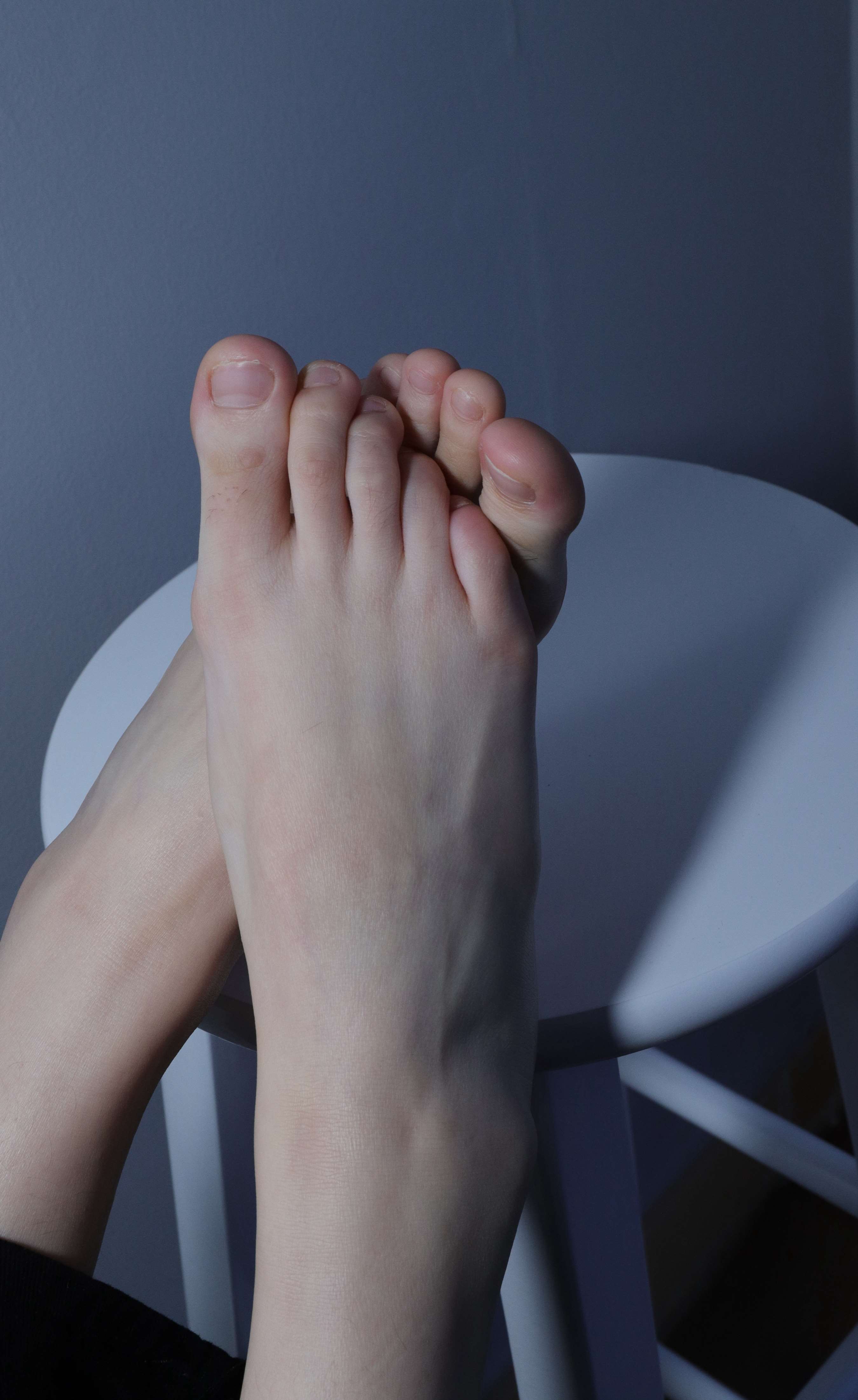 《珊珊师妹展示雪白脚丫》作品图