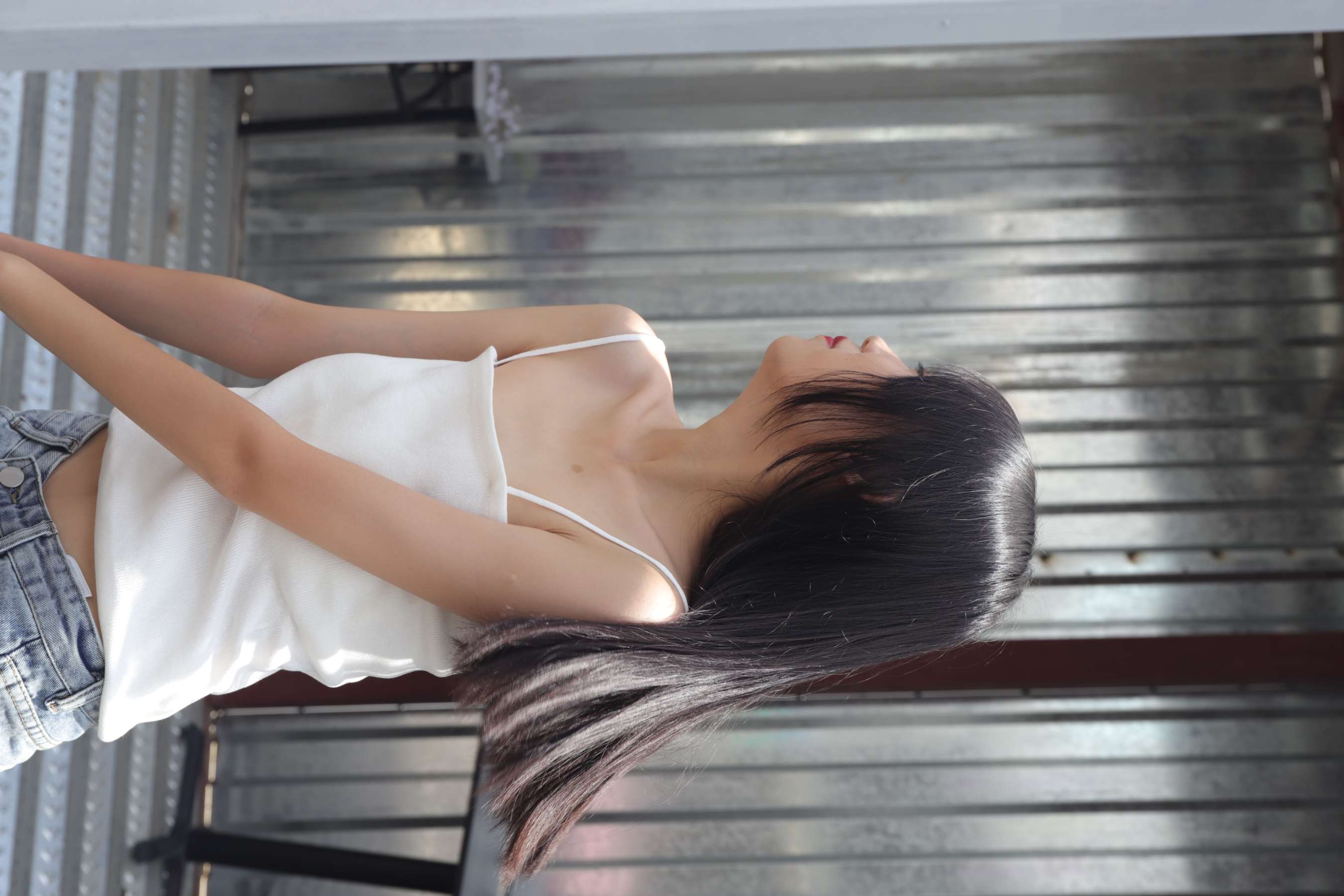 《终于哄得表妹拍了套吊带脚丫图 第二套》作品图