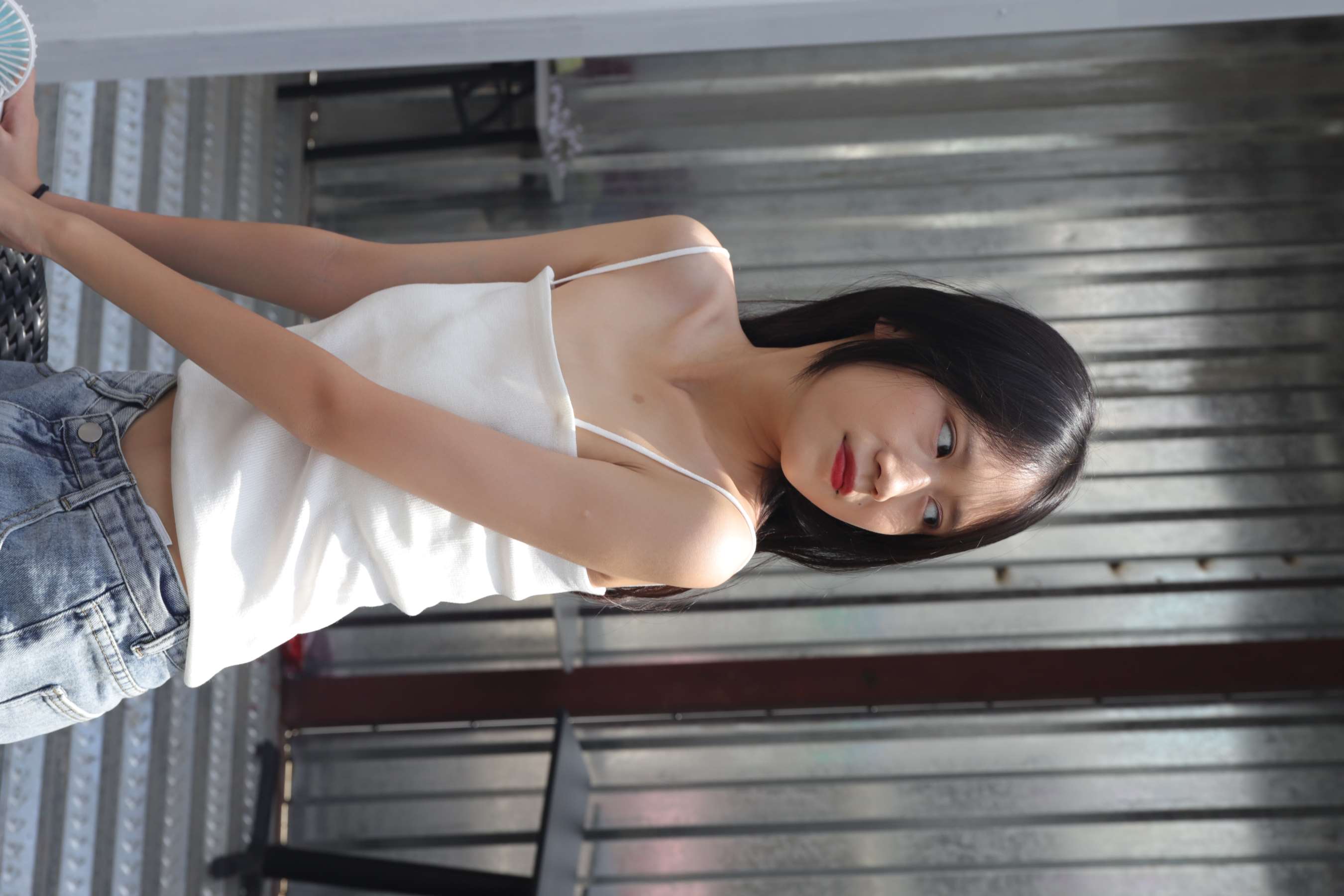 《终于哄得表妹拍了套吊带脚丫图 第二套》作品图