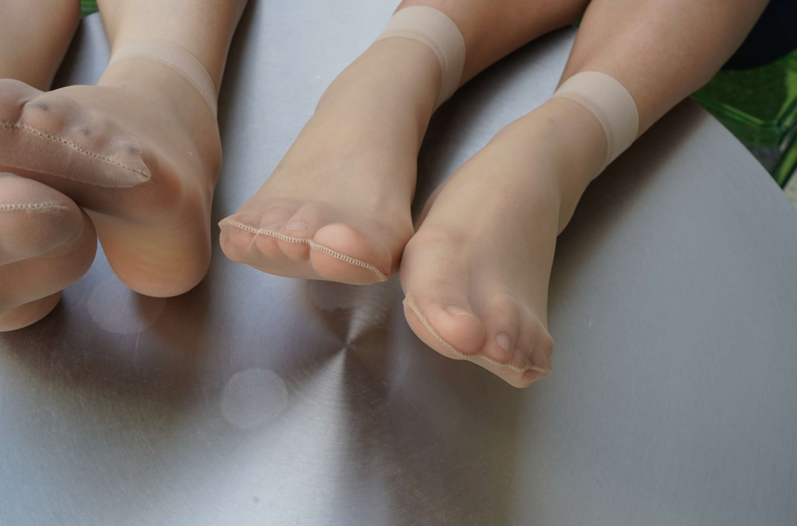 《小凤与小霞两学妹秀丝袜脚》作品图