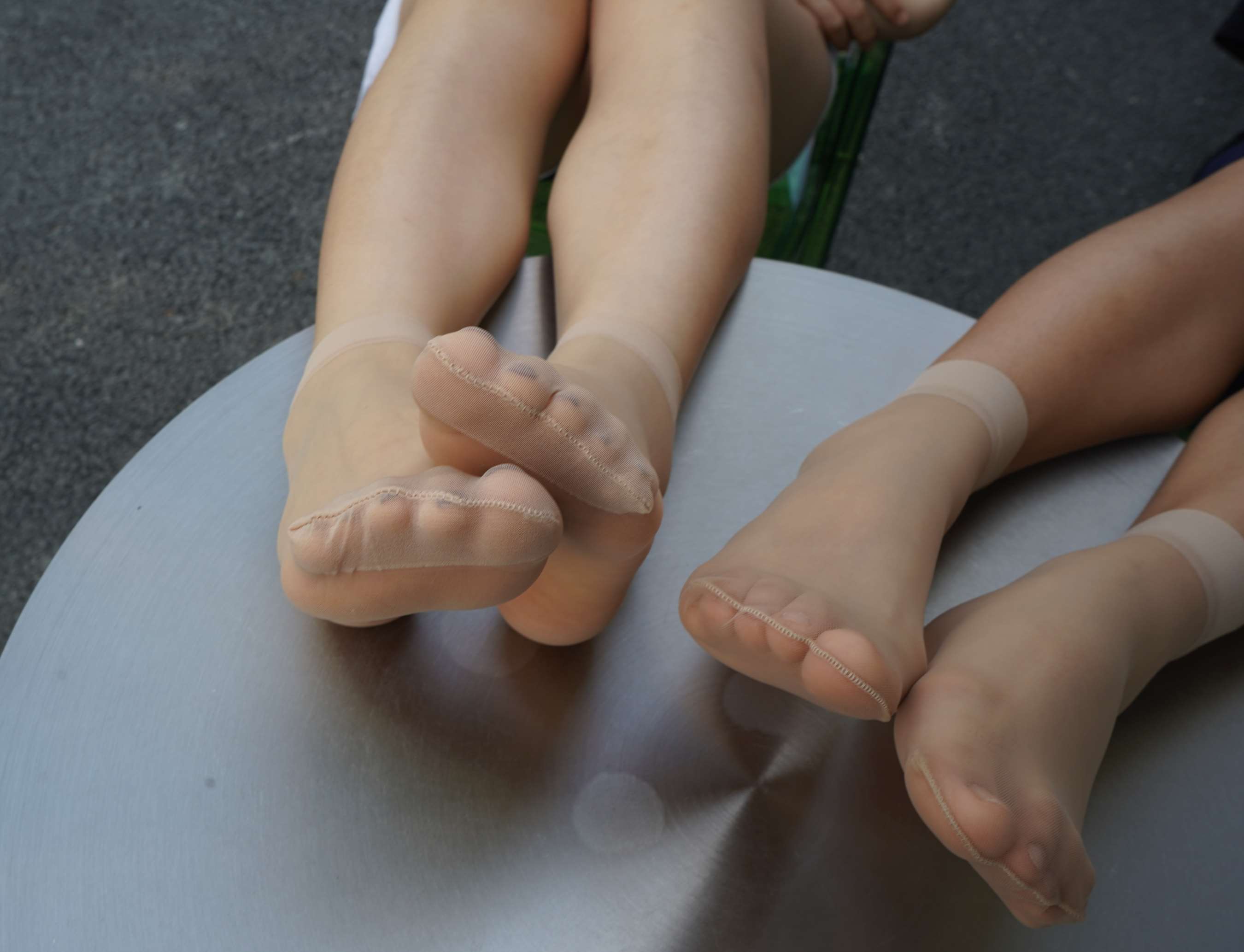 《小凤与小霞两学妹秀丝袜脚》作品图