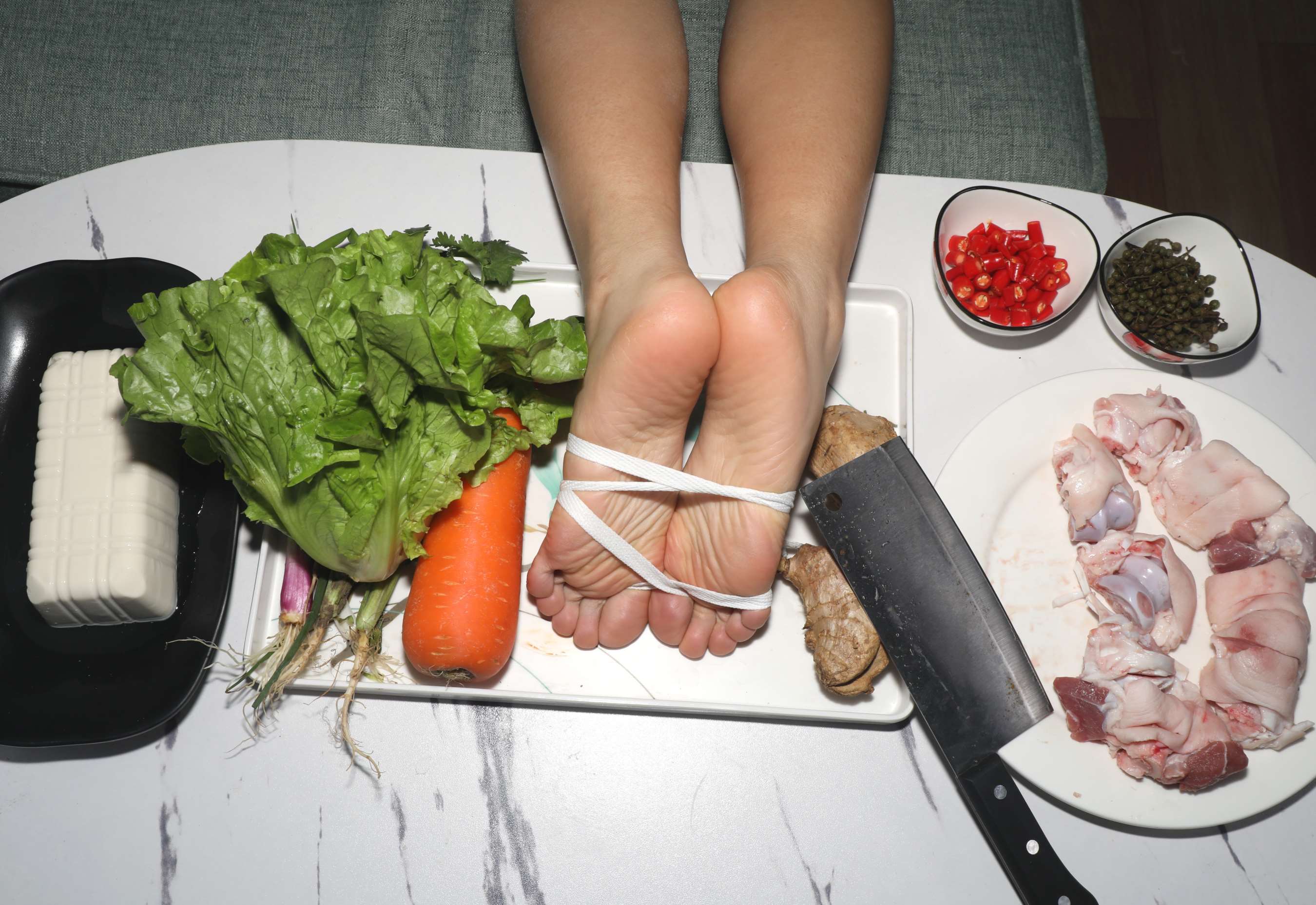 《靖雯师姐脚丫被烤熟了》作品图