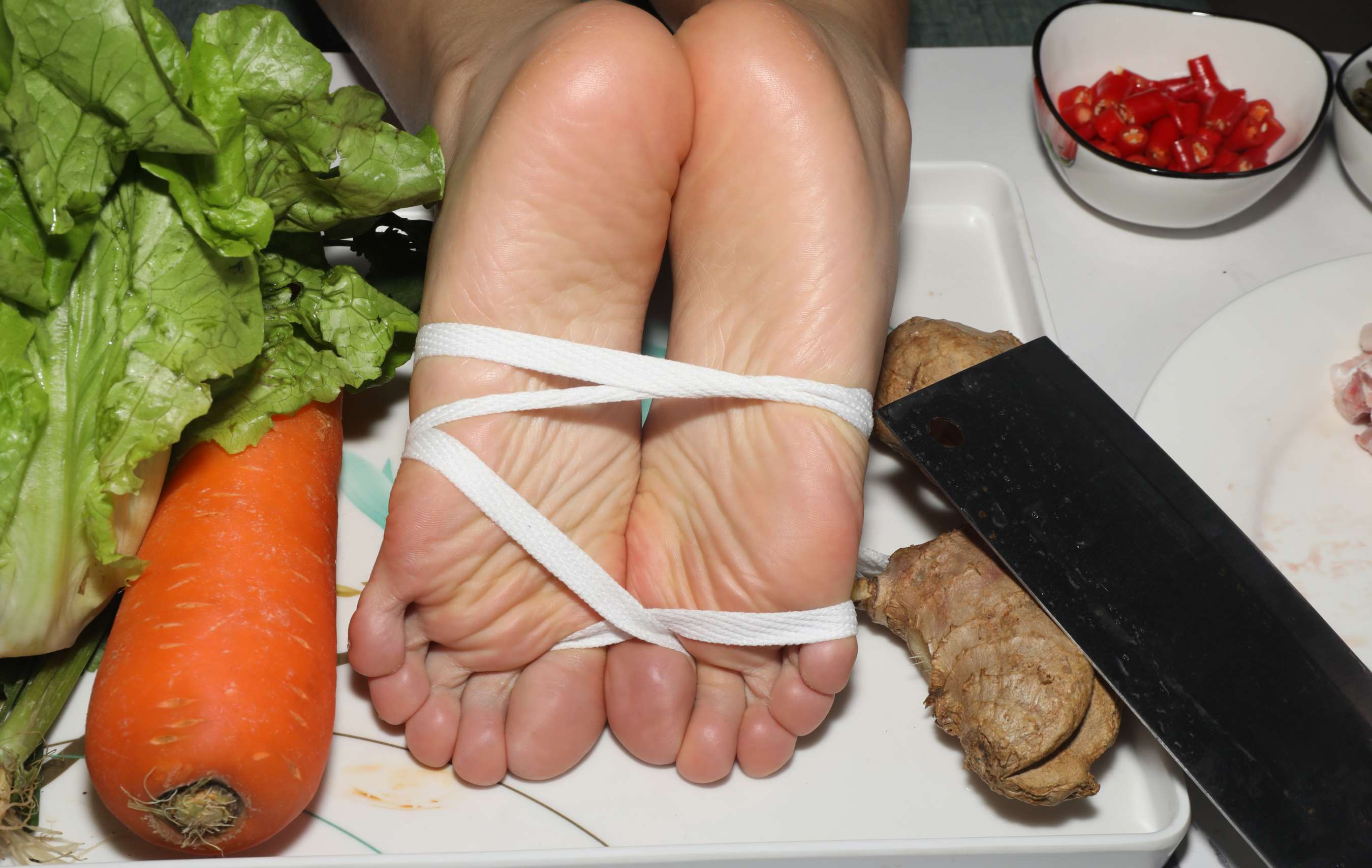 《靖雯师姐脚丫被烤熟了》作品图