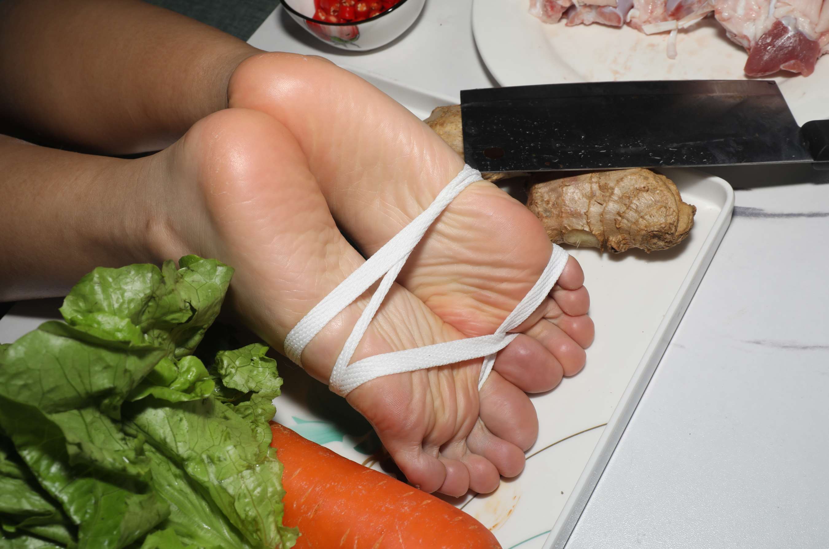 《靖雯师姐脚丫被烤熟了》作品图