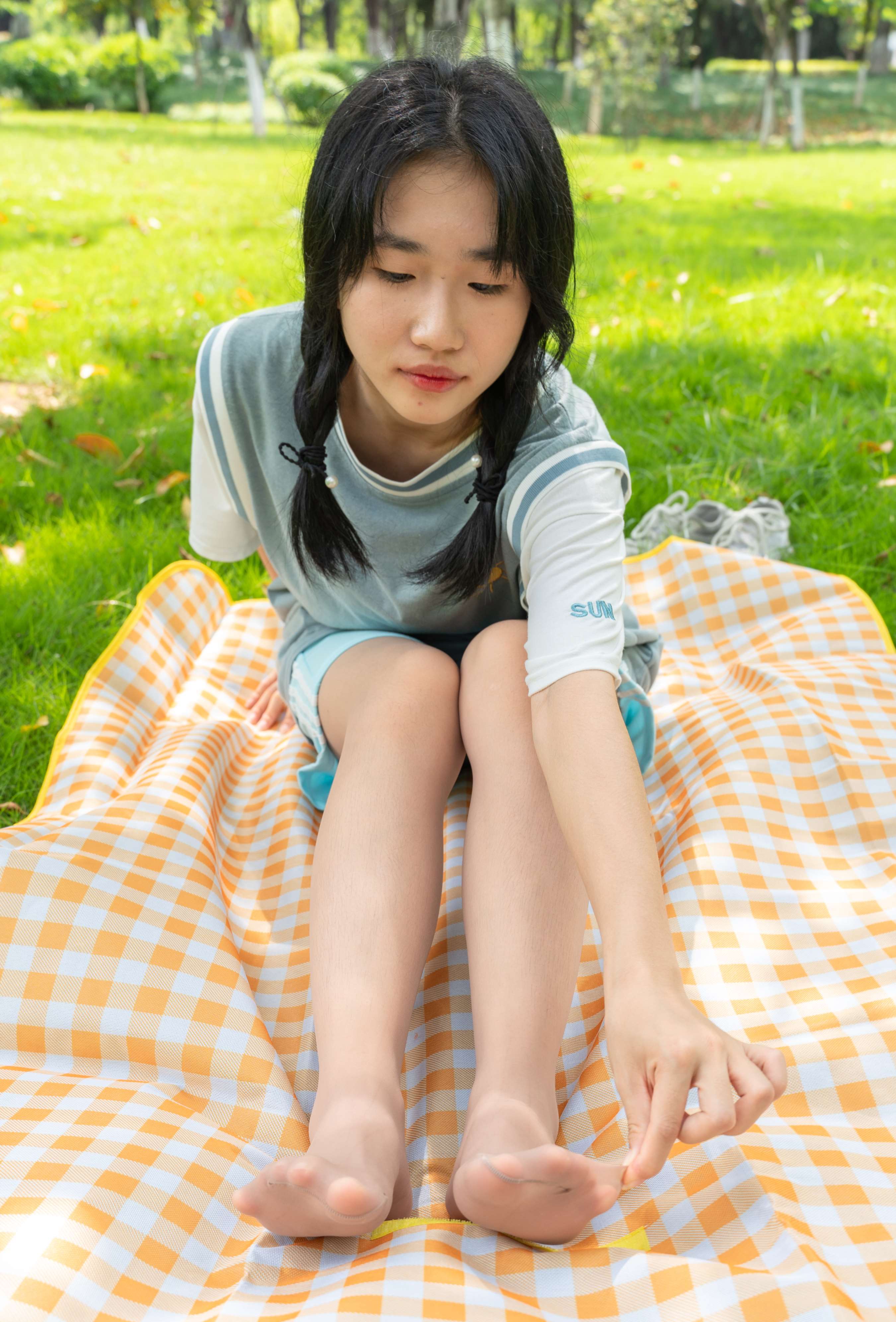 《小燕学妹公园展示各种短丝》作品图