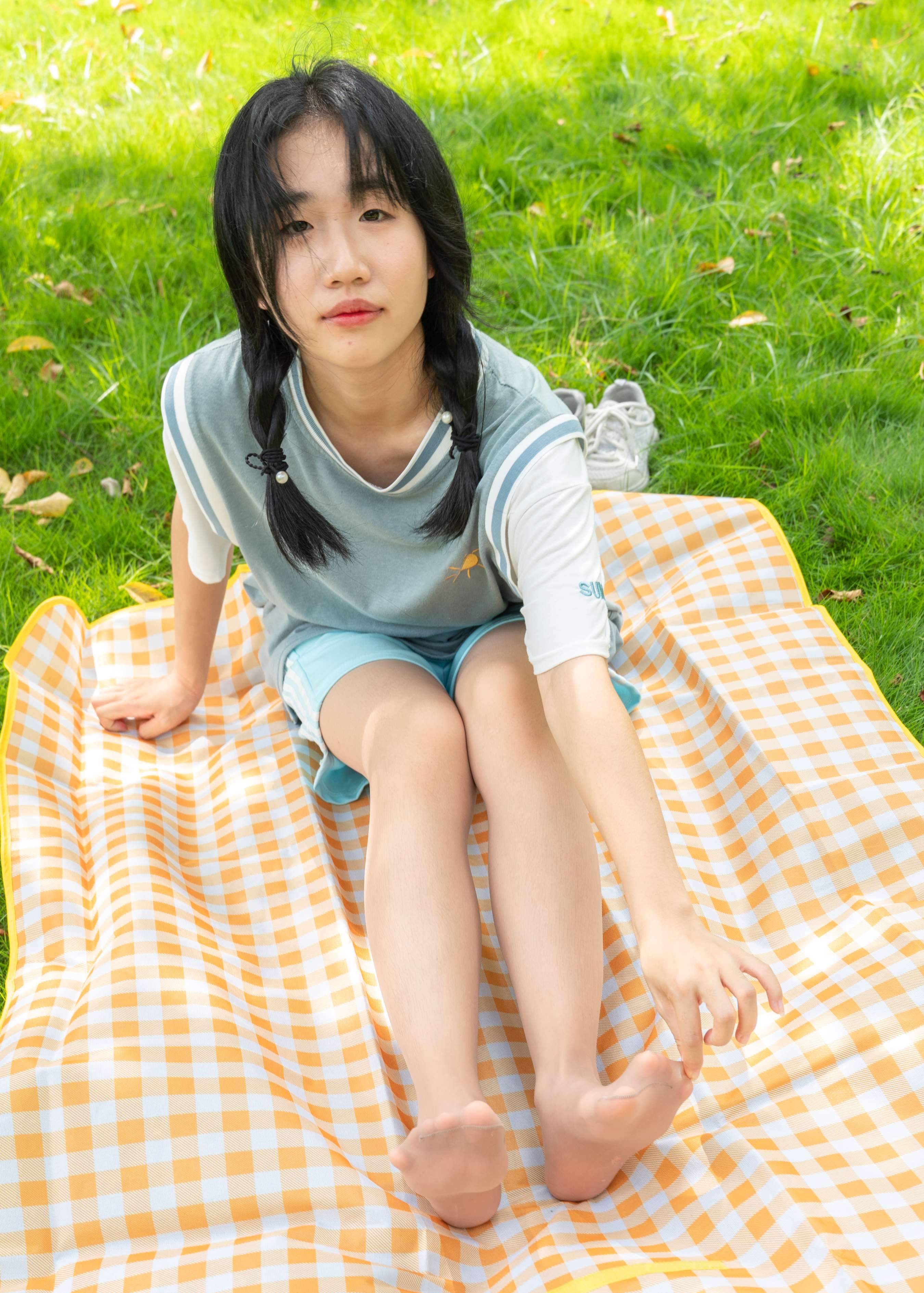 《小燕学妹公园展示各种短丝》作品图