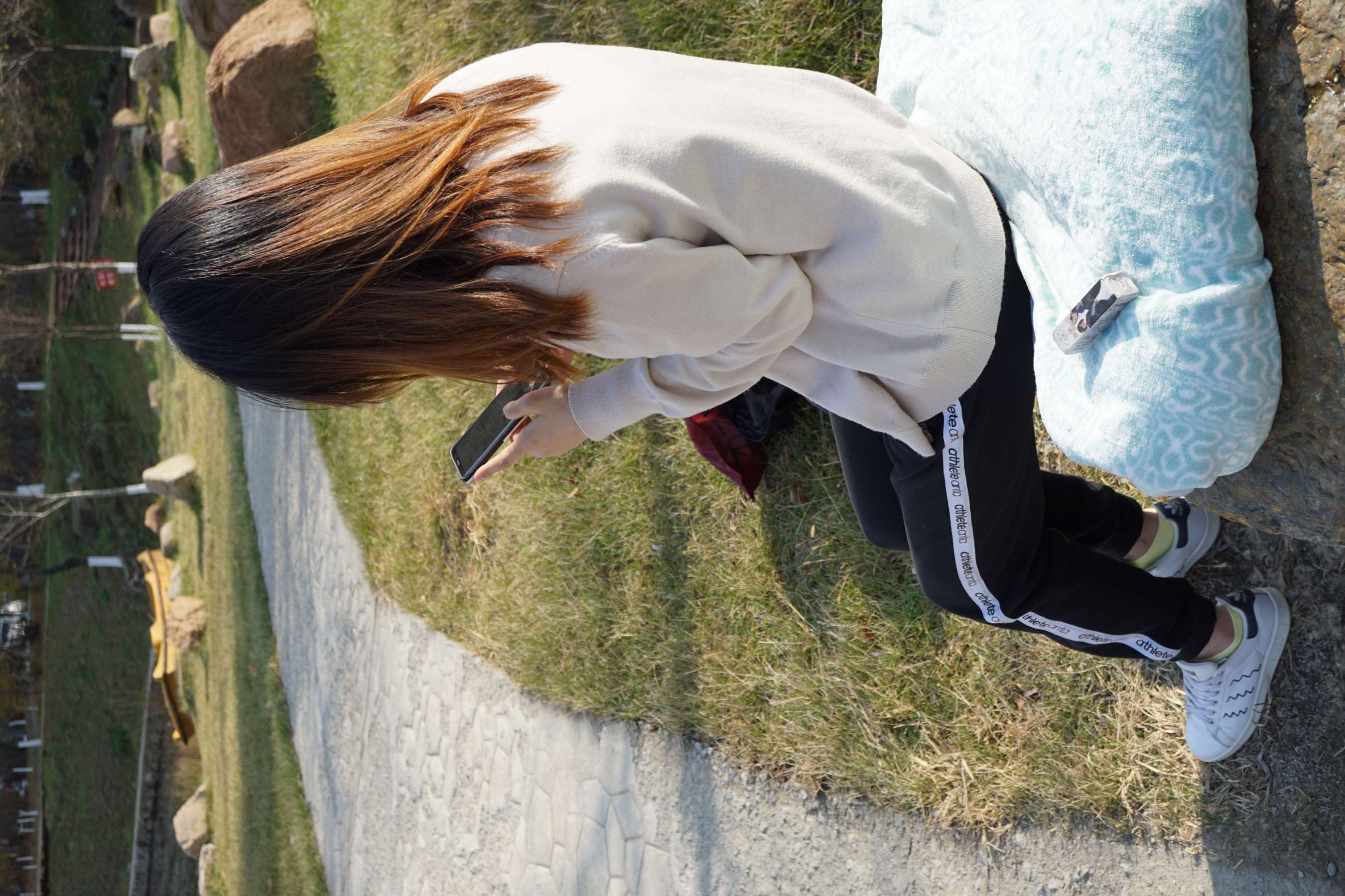 《公园石头上的希子师妹》作品图