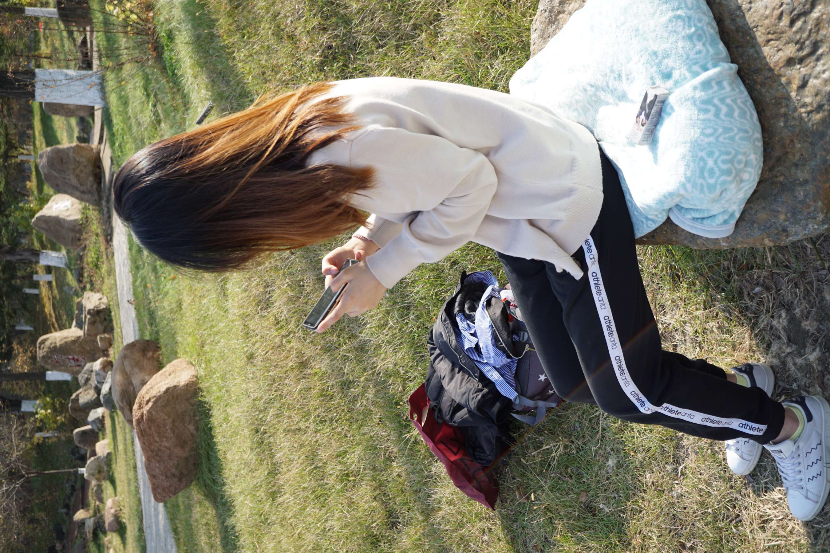 《公园石头上的希子师妹》作品图