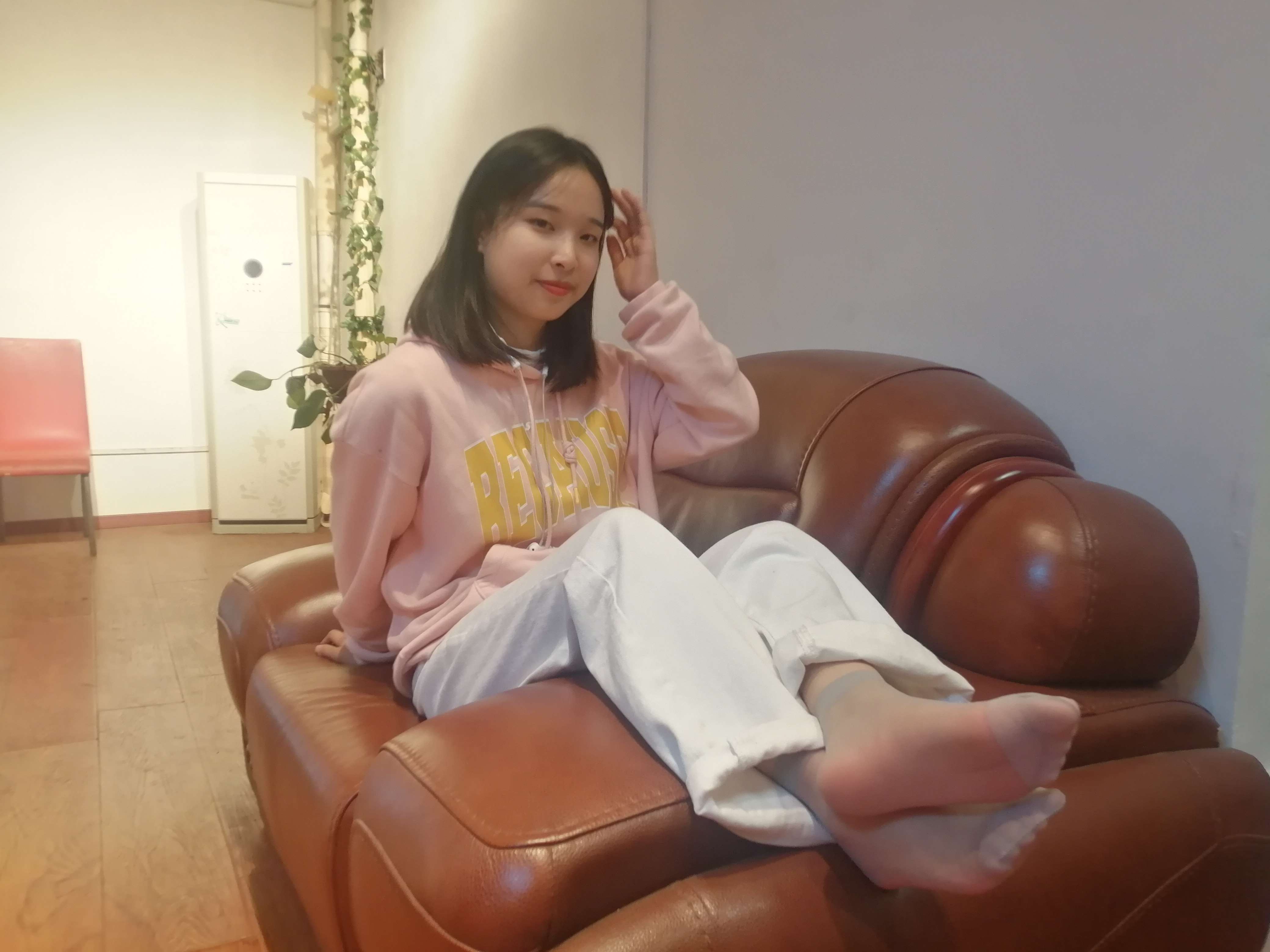 《甜美学妹孙婷大方展示短丝脚》作品图