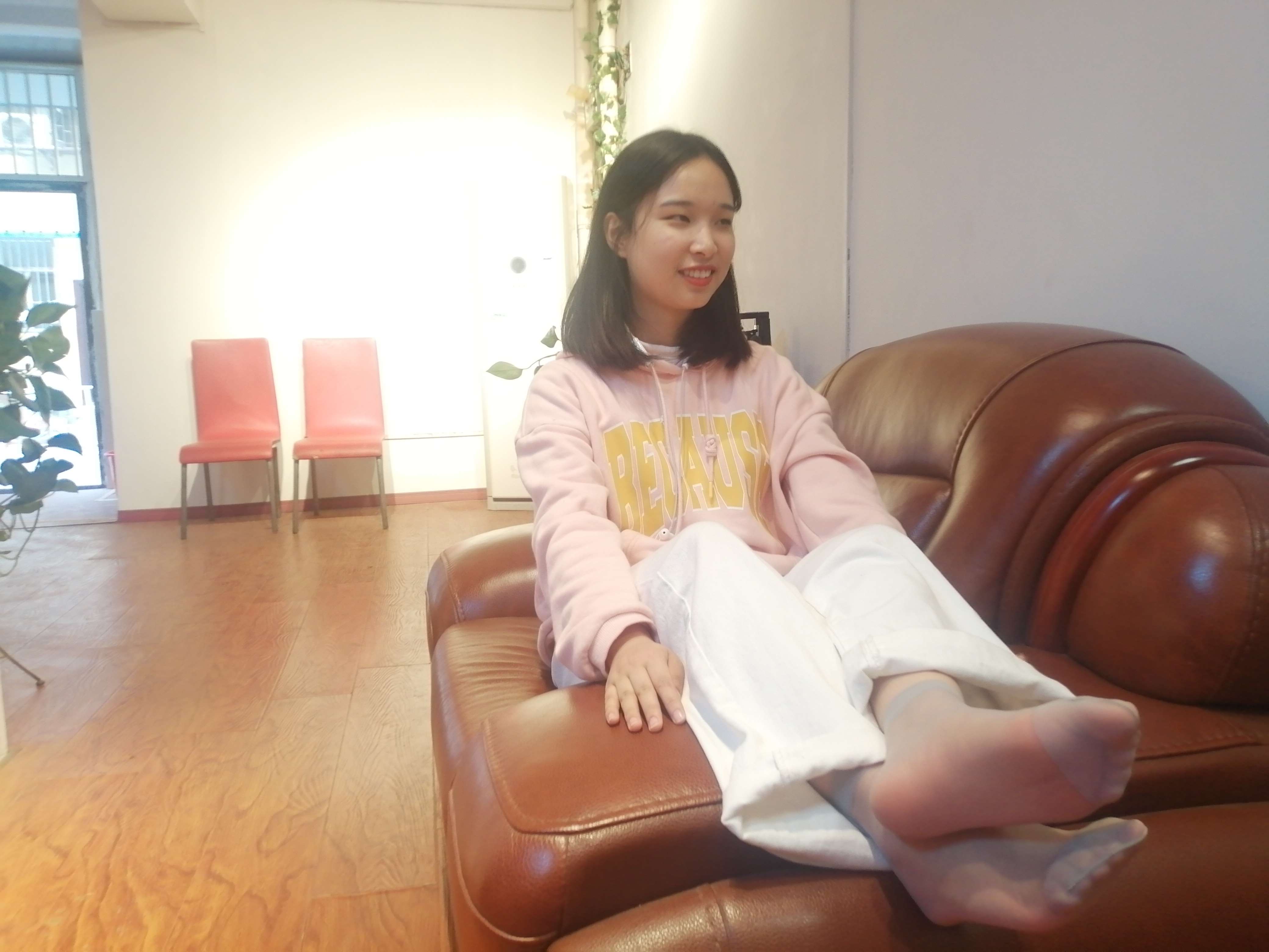 《甜美学妹孙婷大方展示短丝脚》作品图