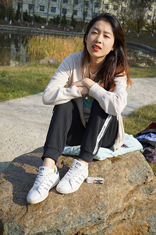 公园石头上的希子师妹