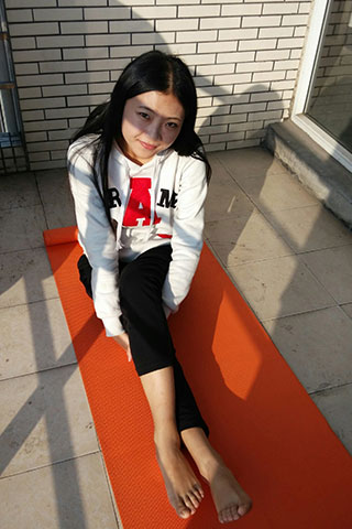瑶瑶少女阳台上晒嫩足