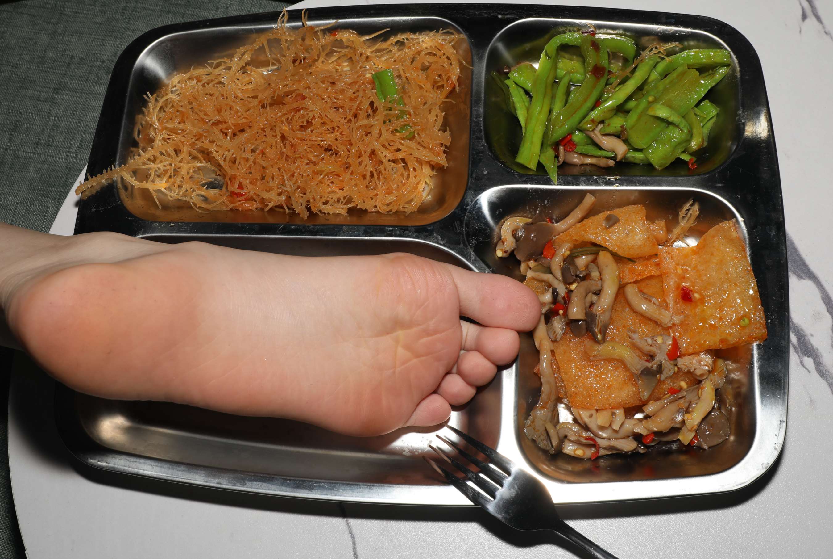 《学妹琪琪把脚洗干净了烤给大家吃》作品图