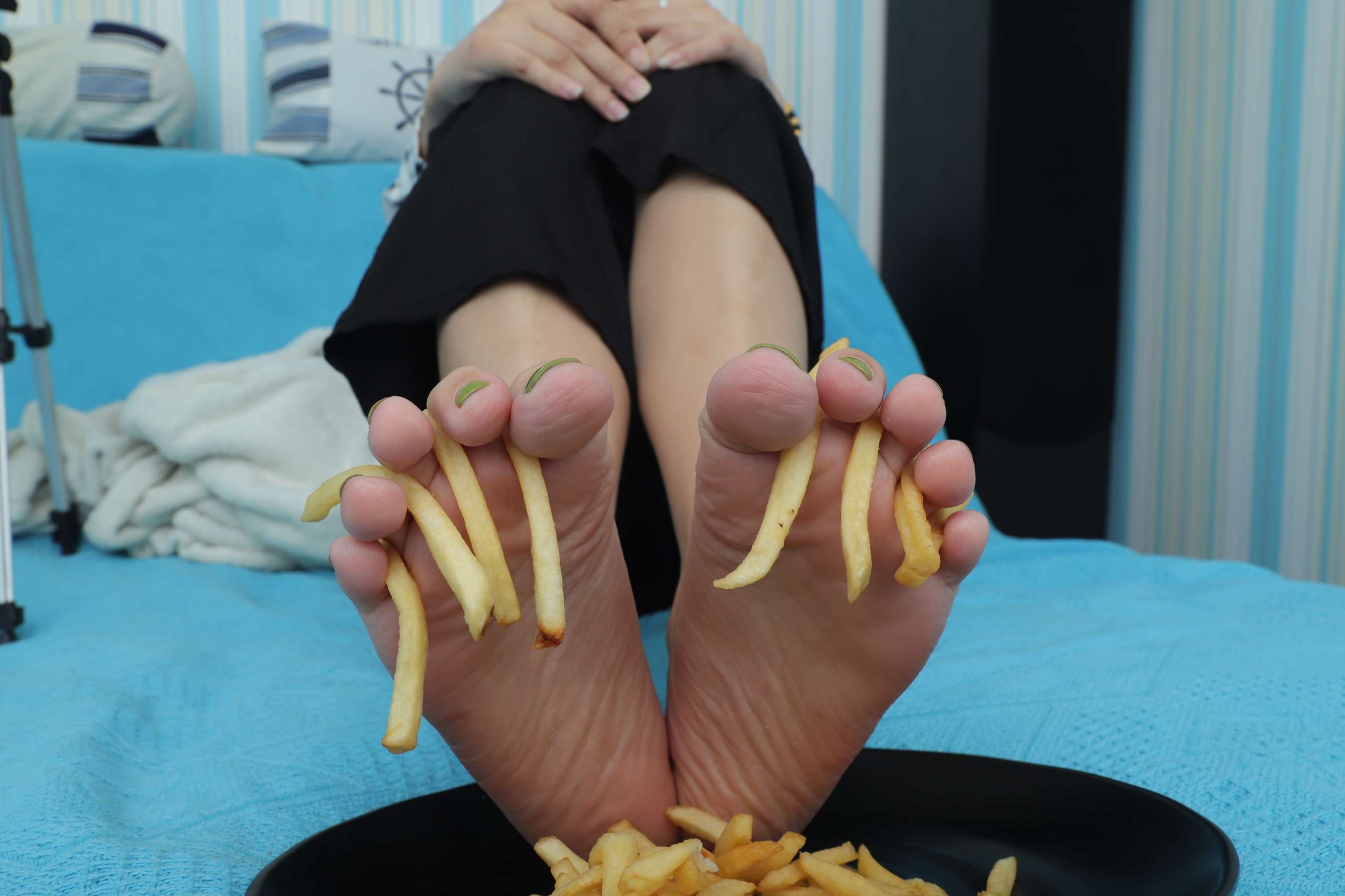 《彩铃少女脚丫盛蛋糕の肯德基，想吃吗》作品图