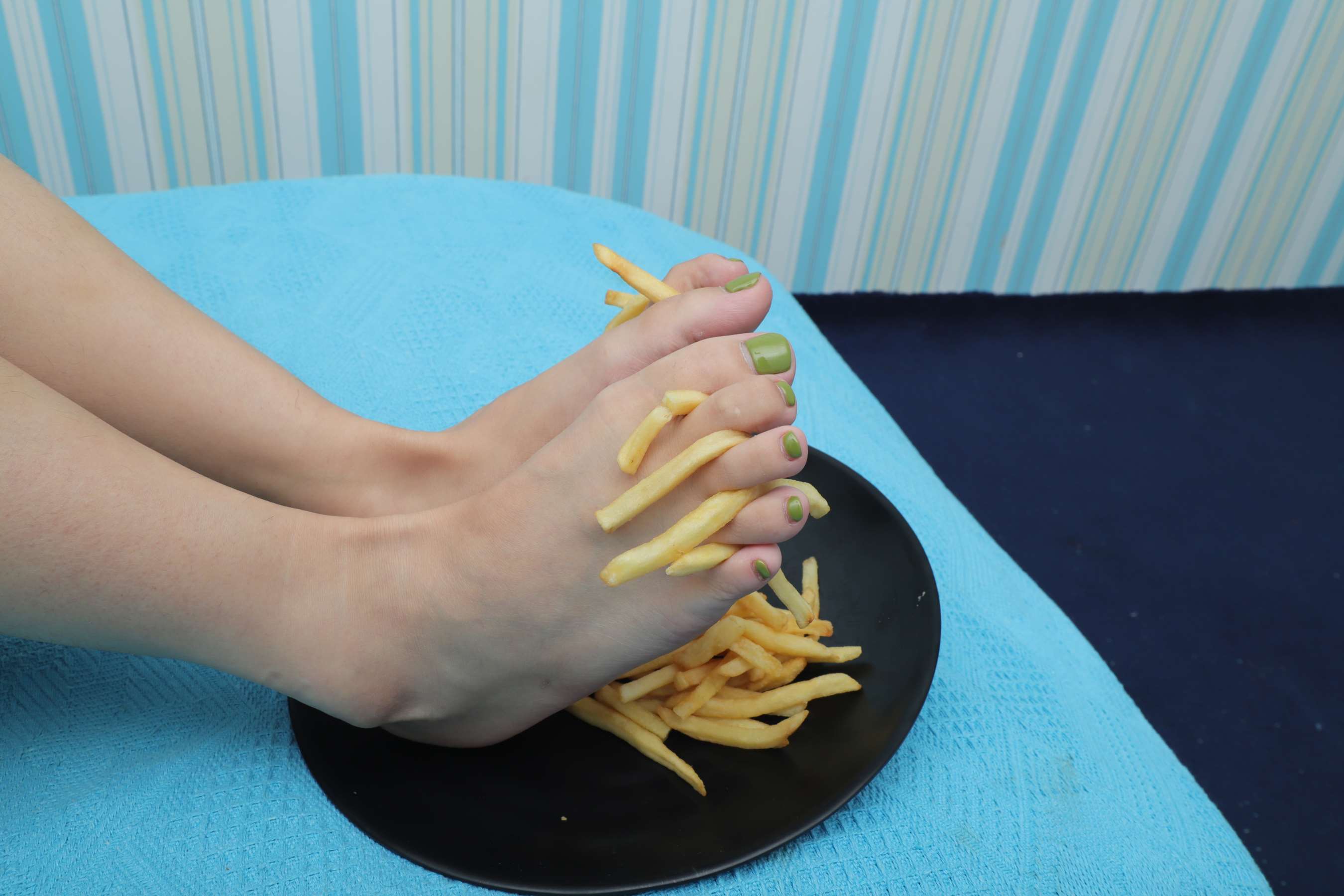 《彩铃少女脚丫盛蛋糕の肯德基，想吃吗》作品图