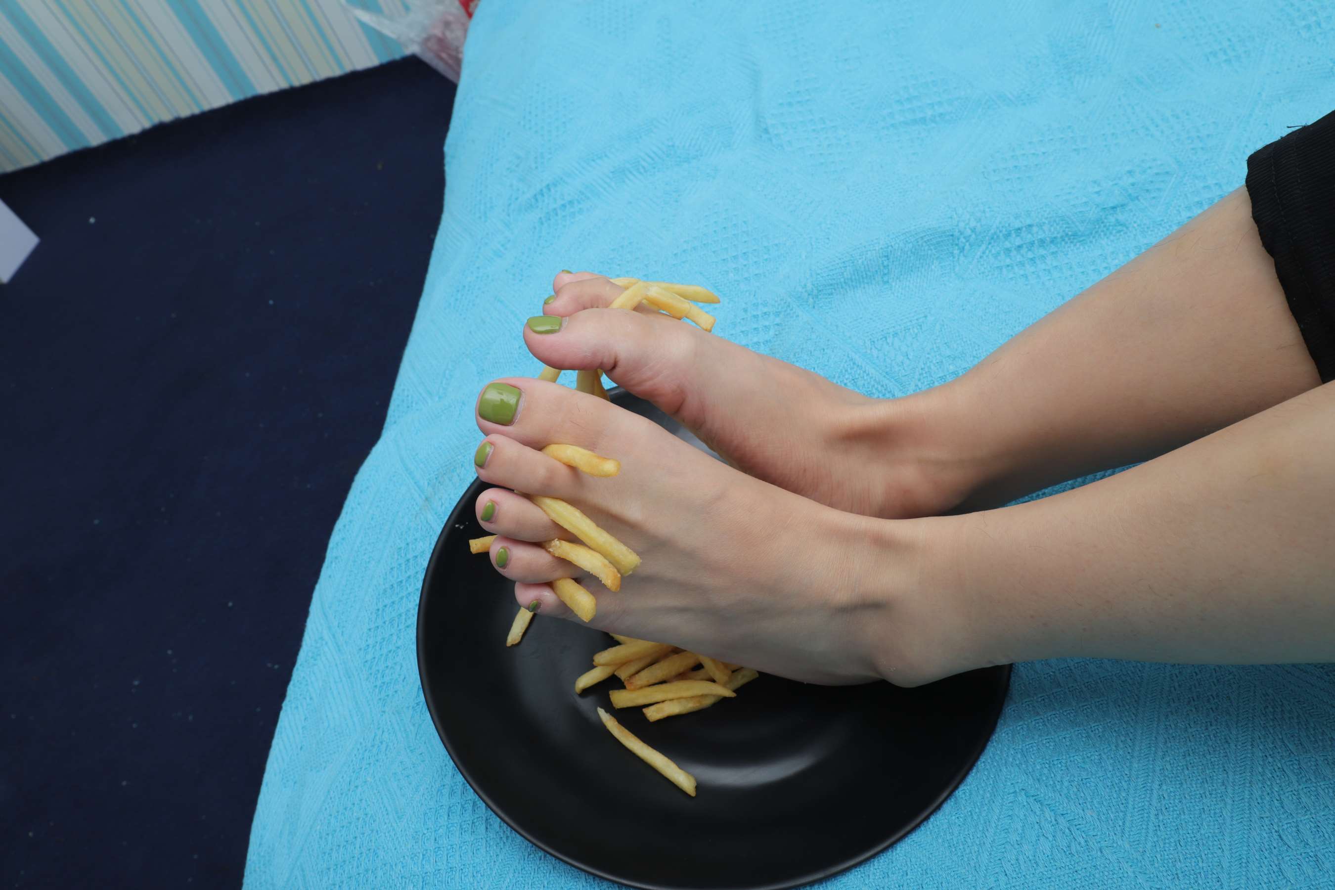 《彩铃少女脚丫盛蛋糕の肯德基，想吃吗》作品图