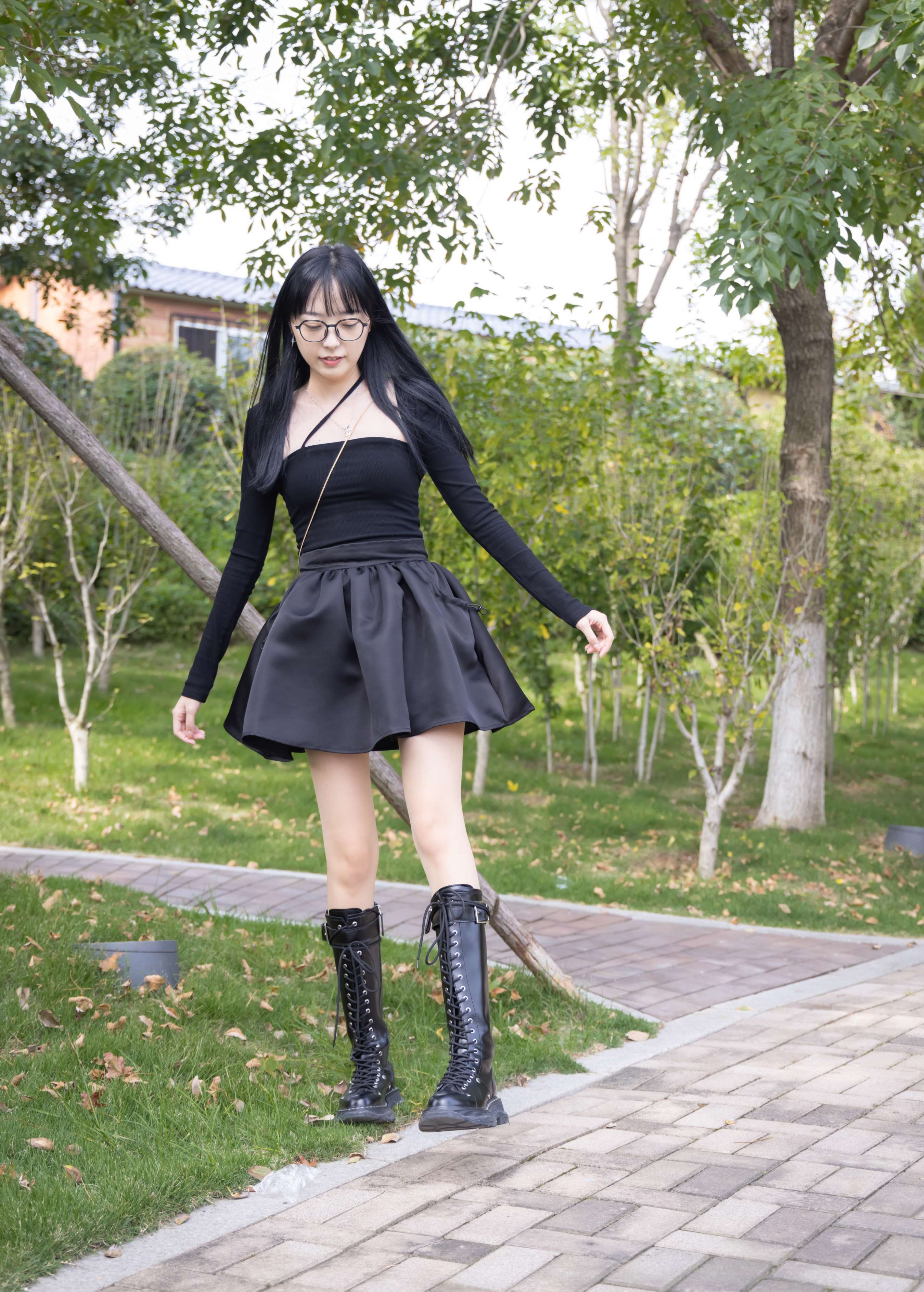 《眼镜学妹的长靴丝足》作品图