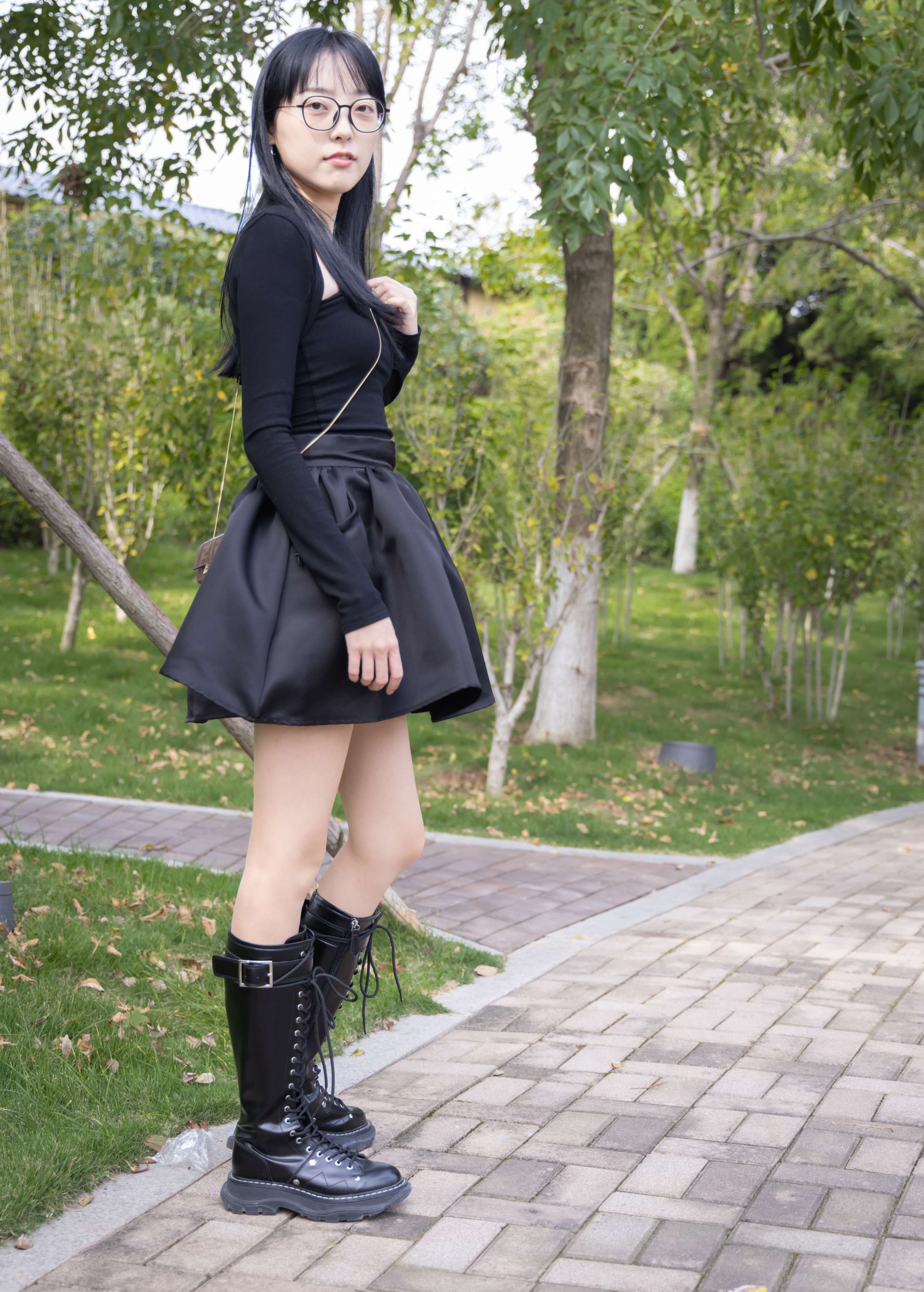 《眼镜学妹的长靴丝足》作品图
