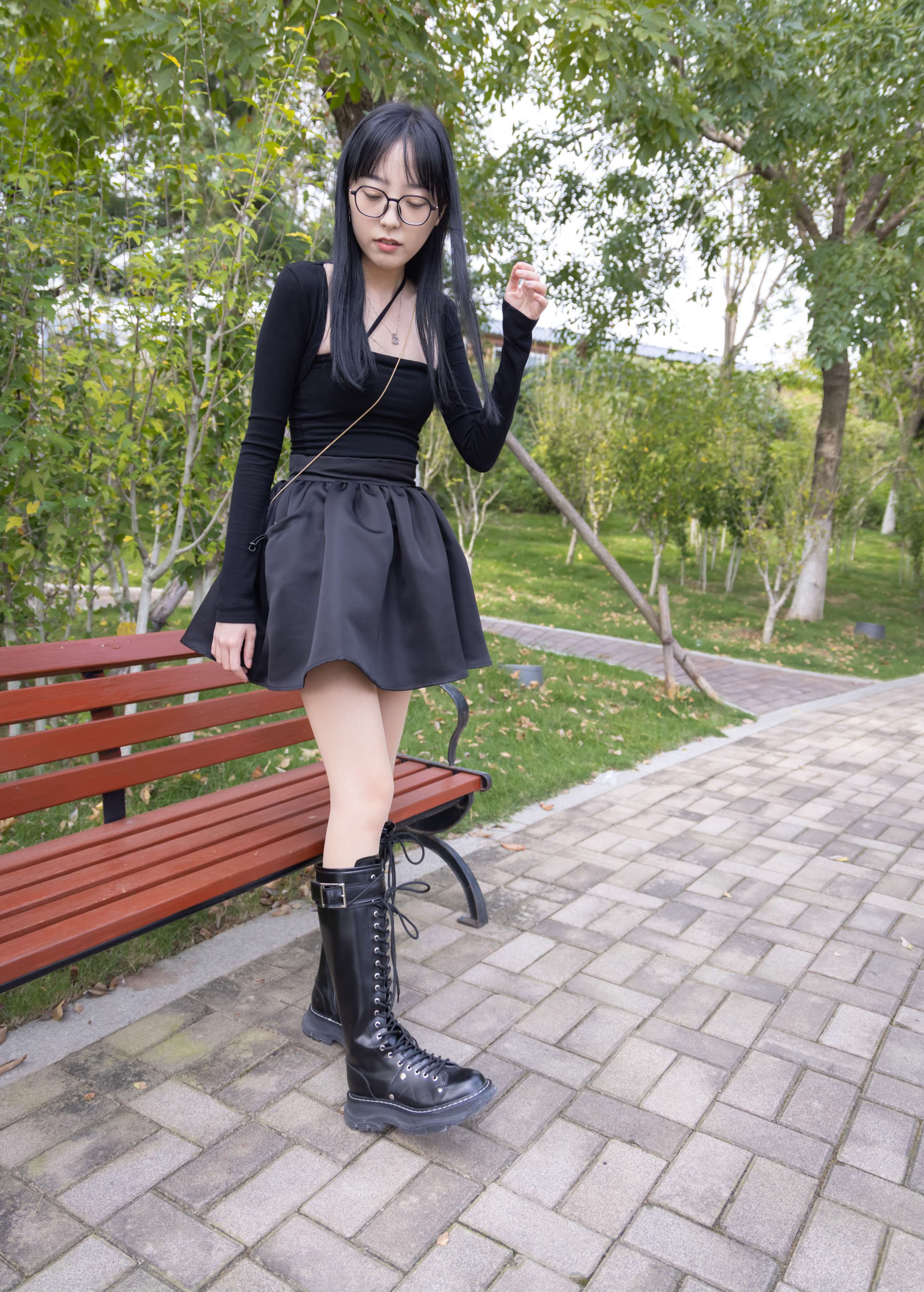 《眼镜学妹的长靴丝足》作品图