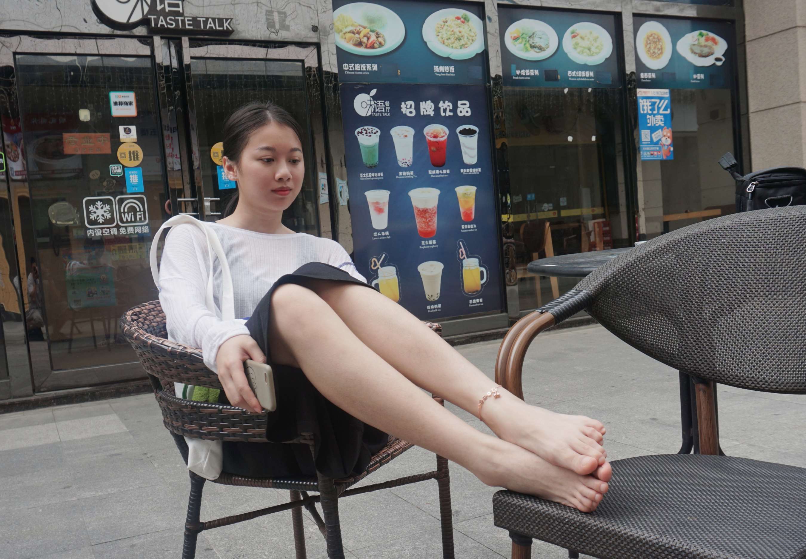 《与莹莹师妹从商场拍到了草地》作品图