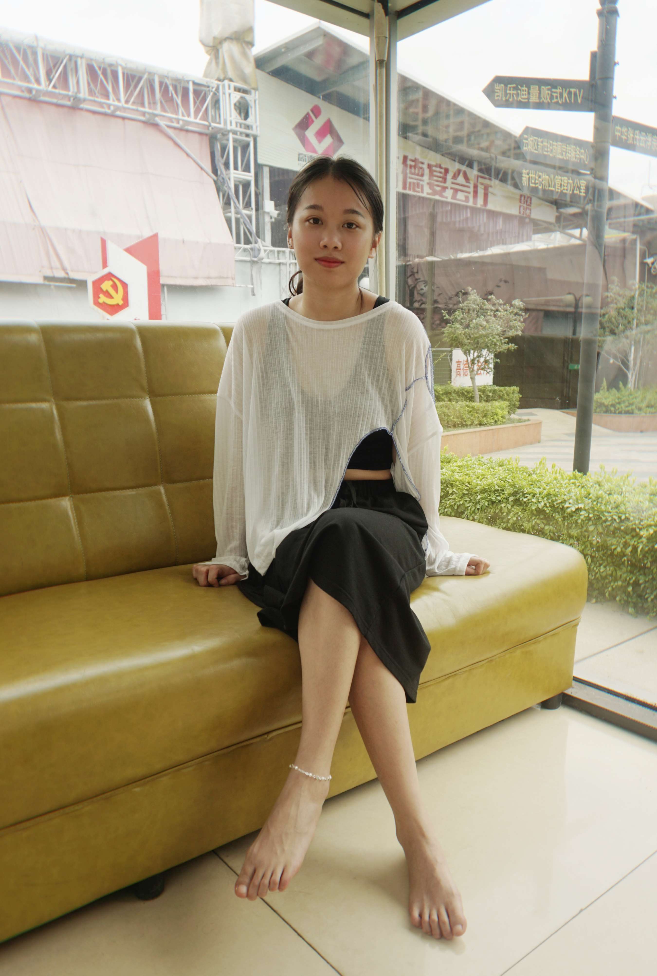 《与莹莹师妹从商场拍到了草地》作品图