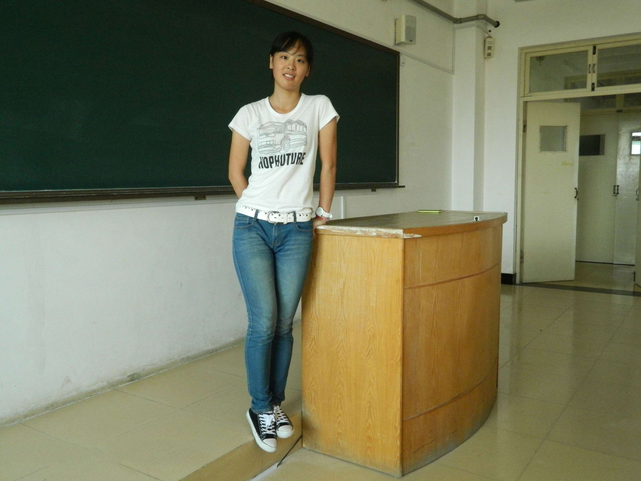 《倩倩师姐教室展示原味白袜脚》作品图