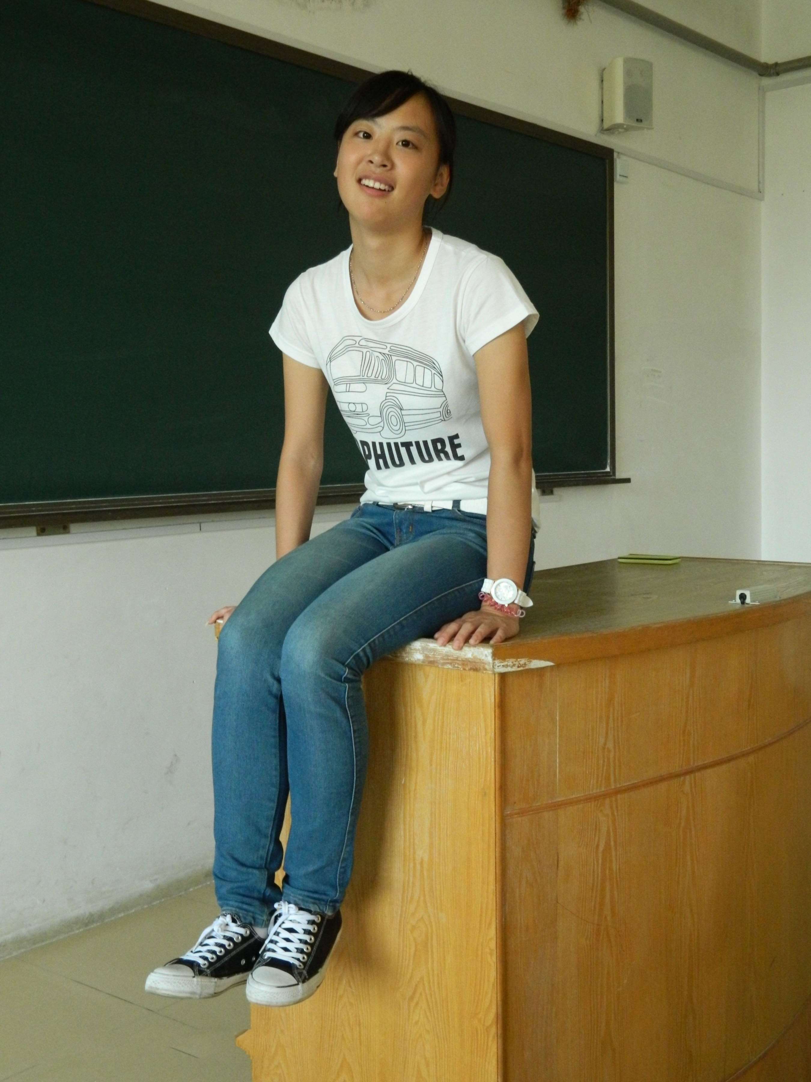 《倩倩师姐教室展示原味白袜脚》作品图