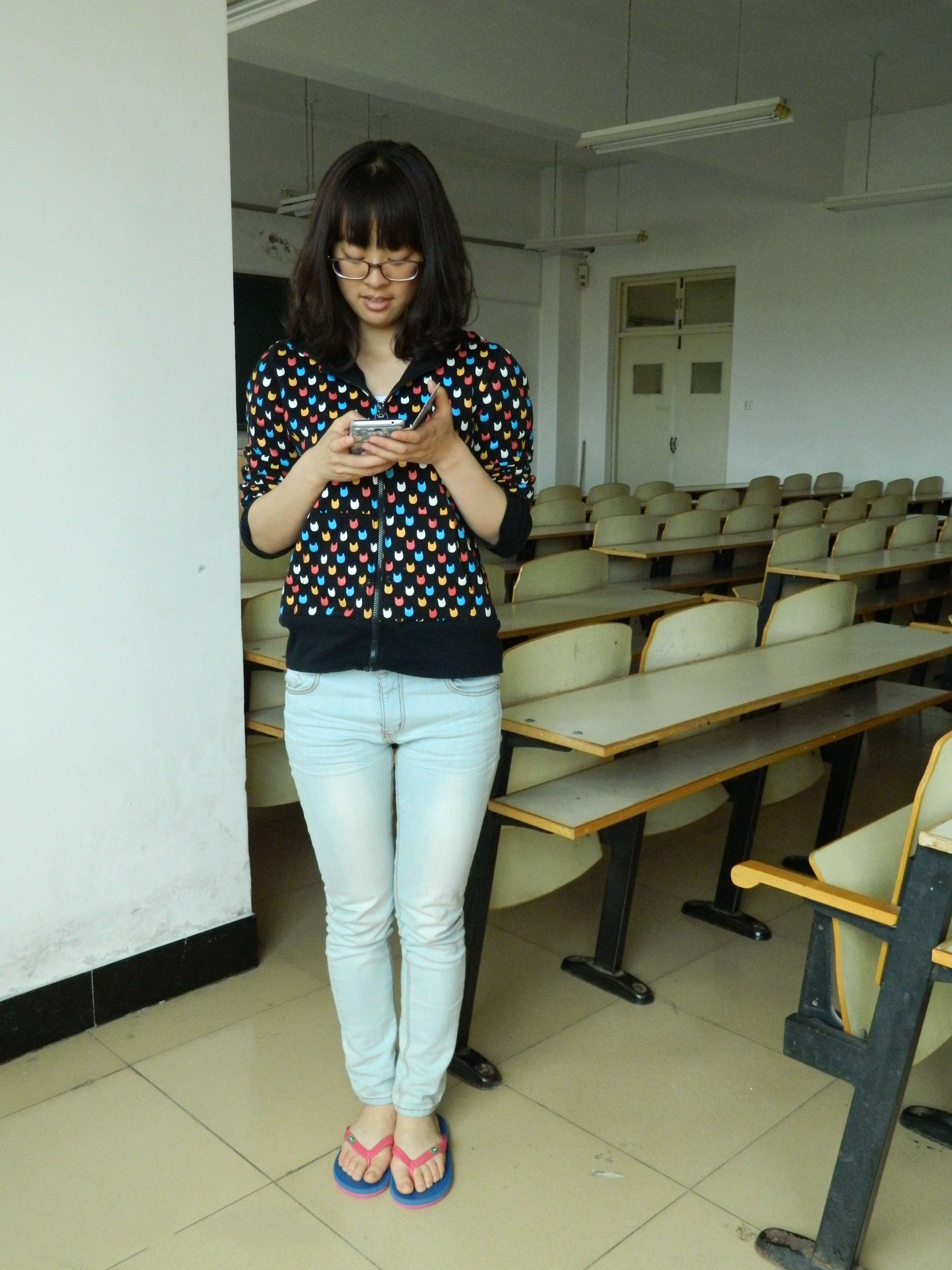 《女大学生教室展人字拖の裸足》作品图