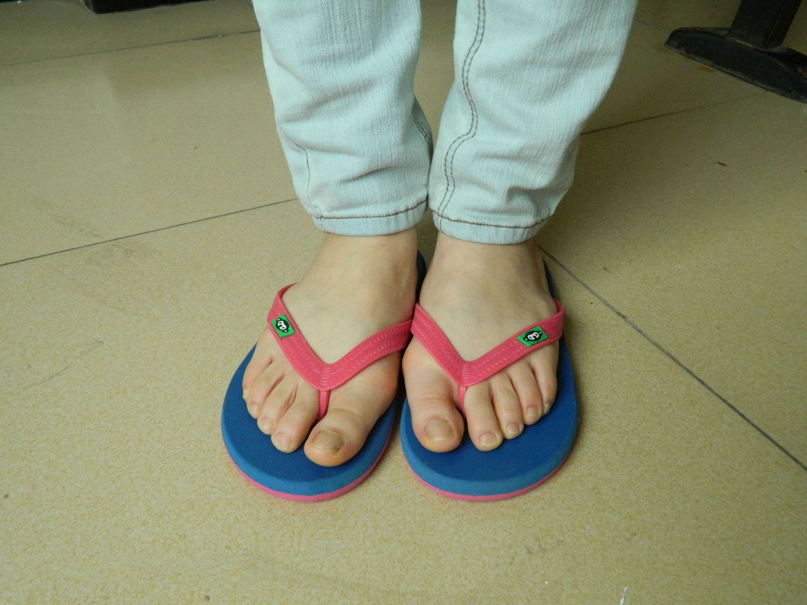 《女大学生教室展人字拖の裸足》作品图