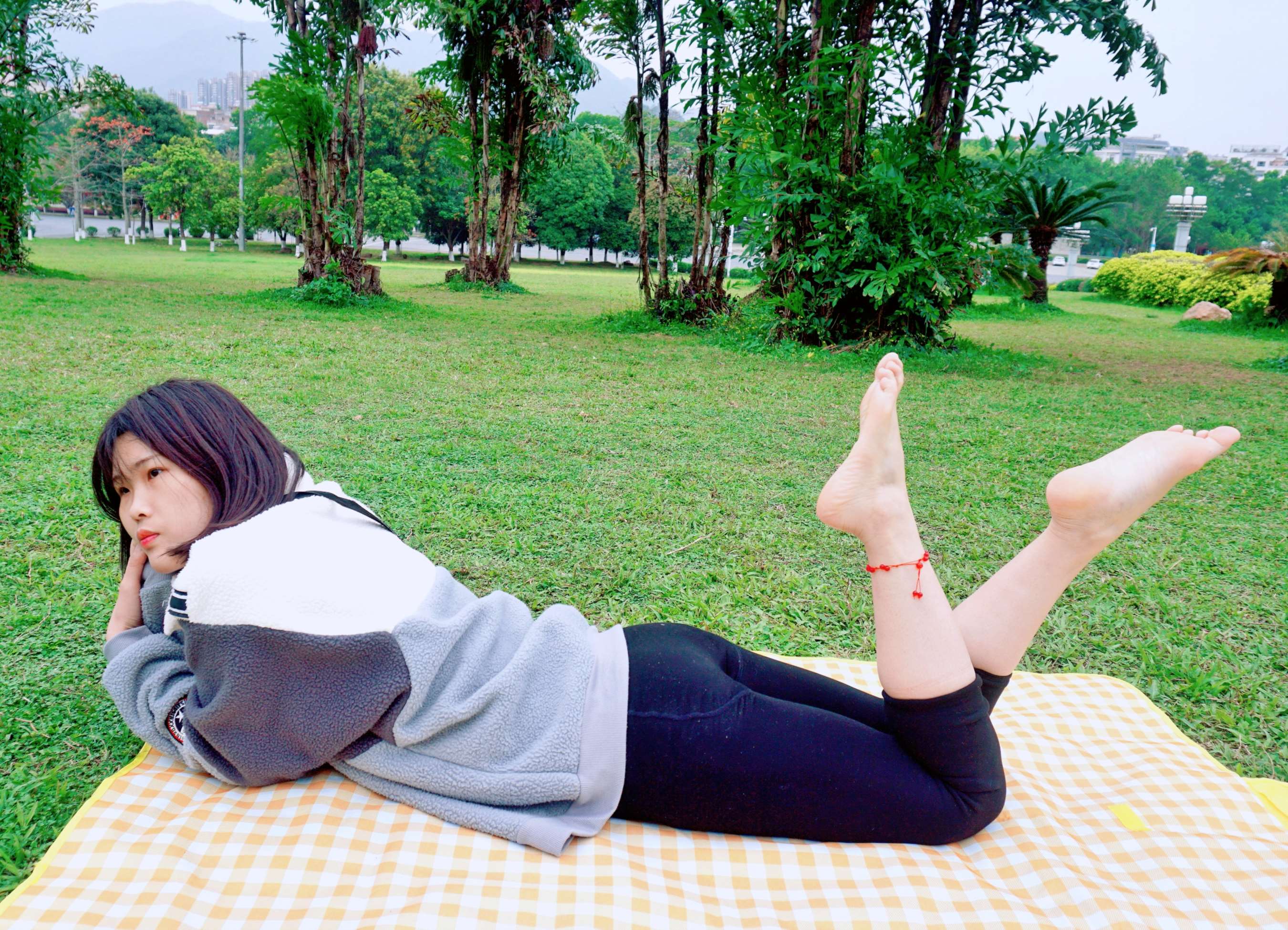 《文静师妹的惠惠，雪白的脚底》作品图