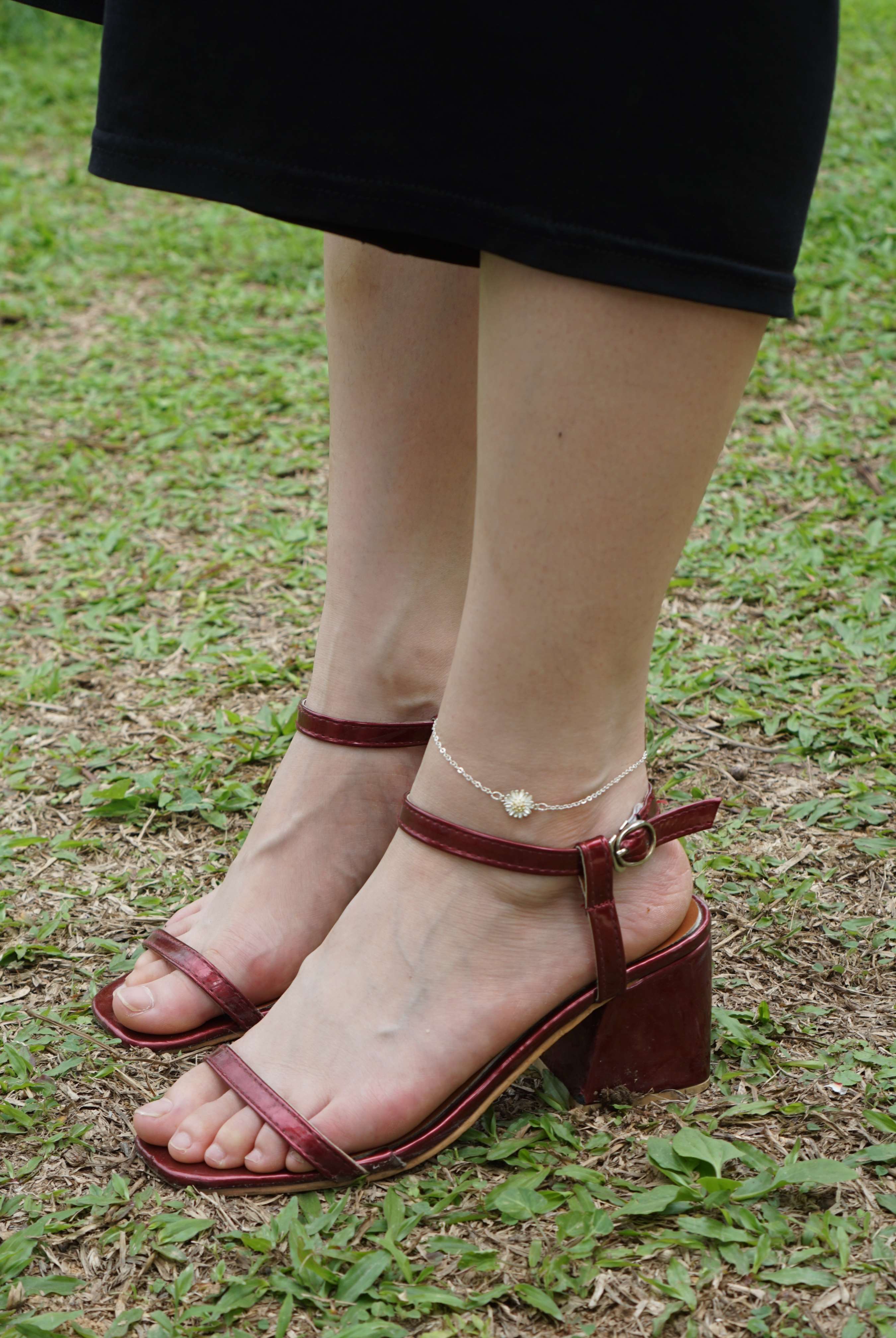 《琪琪学妹的36码小嫩脚》作品图