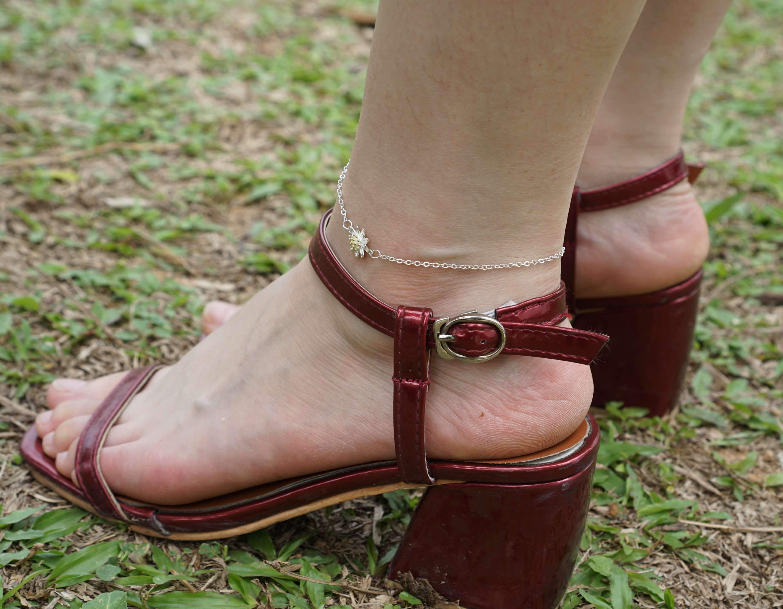 《琪琪学妹的36码小嫩脚》作品图