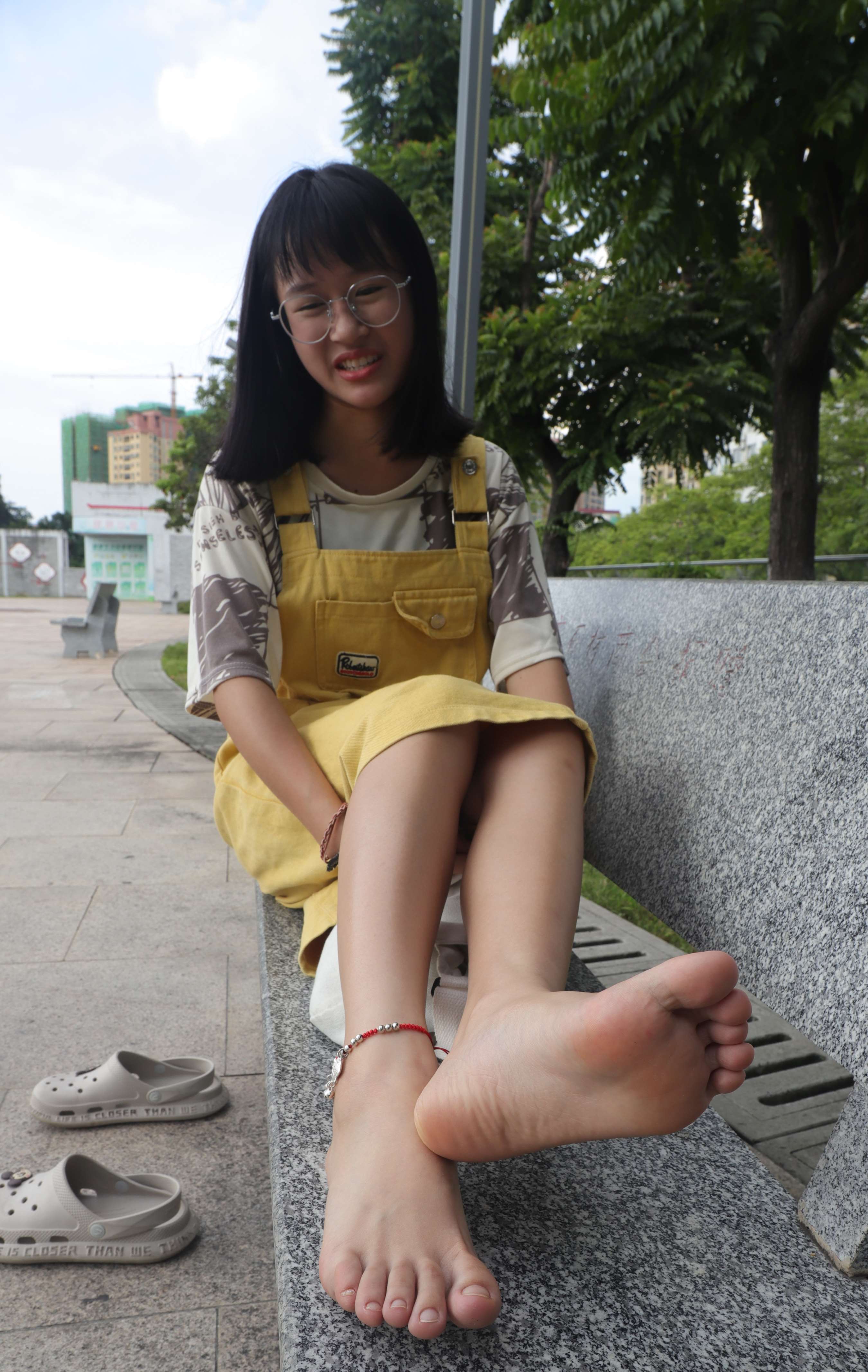 《师妹小脚丫，估计得穿35码鞋子》作品图