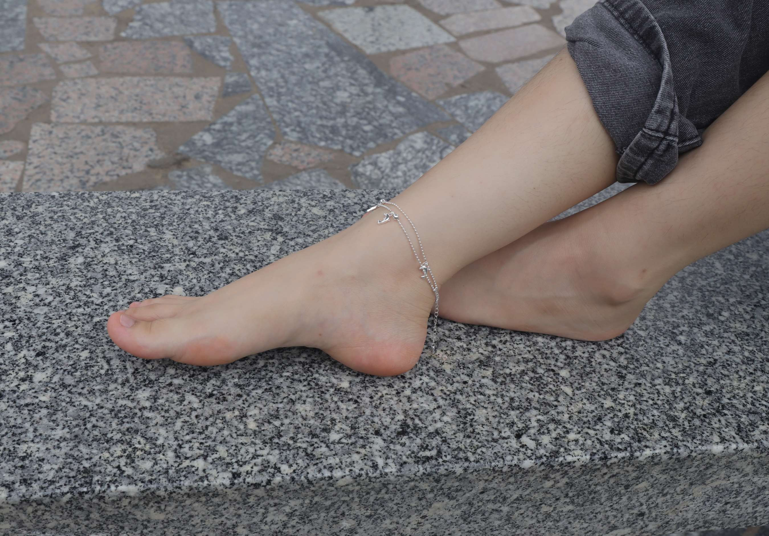 《小雯师妹的37码嫩脚》作品图