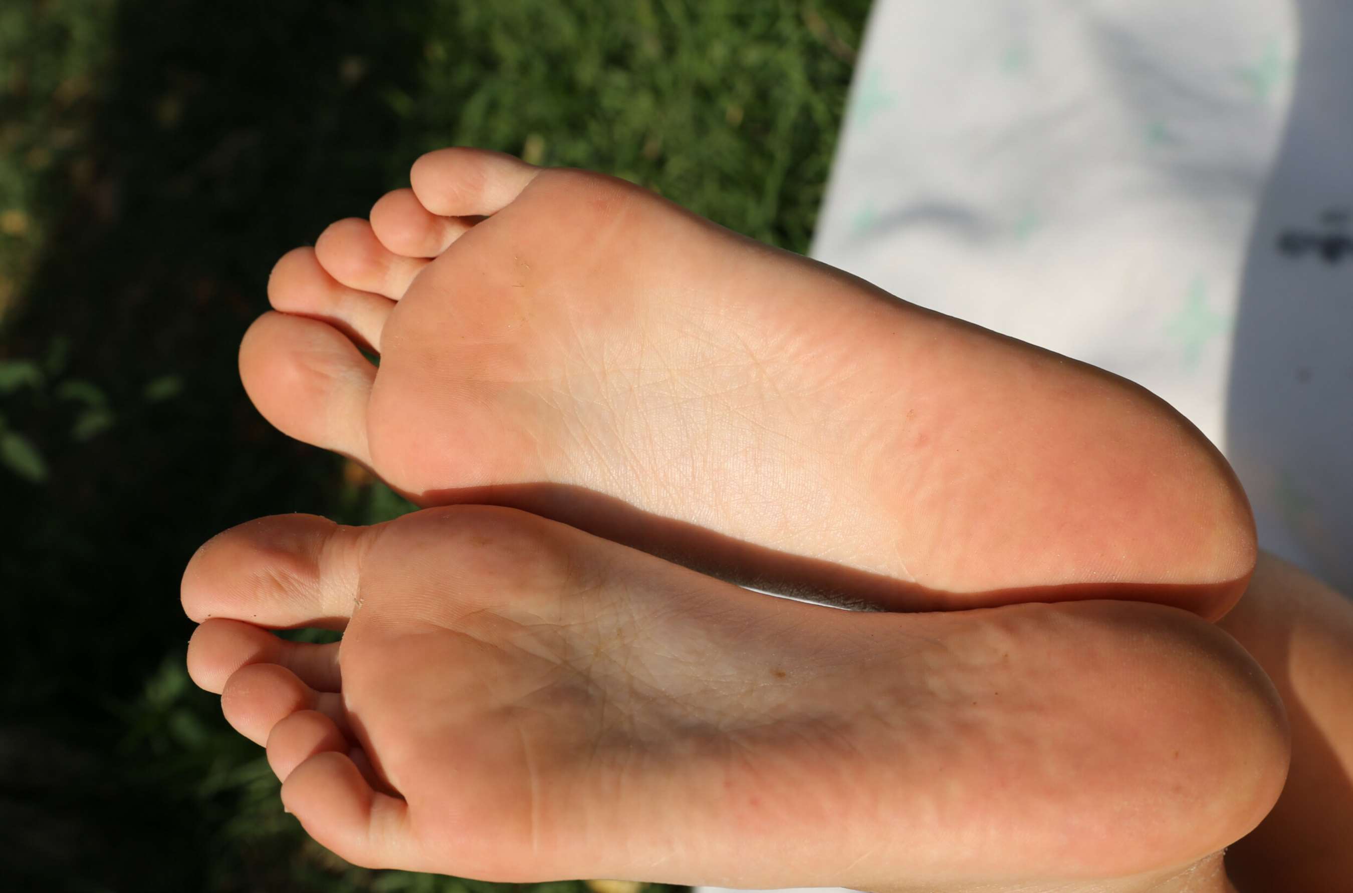 《师妹草坪展脚丫》作品图