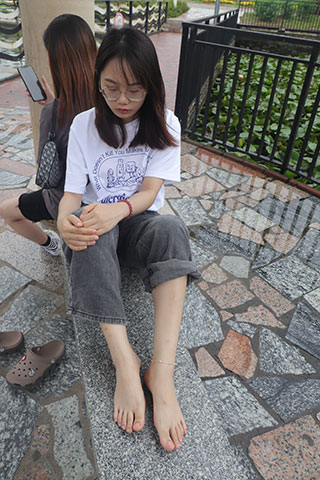 小雯师妹的37码嫩脚