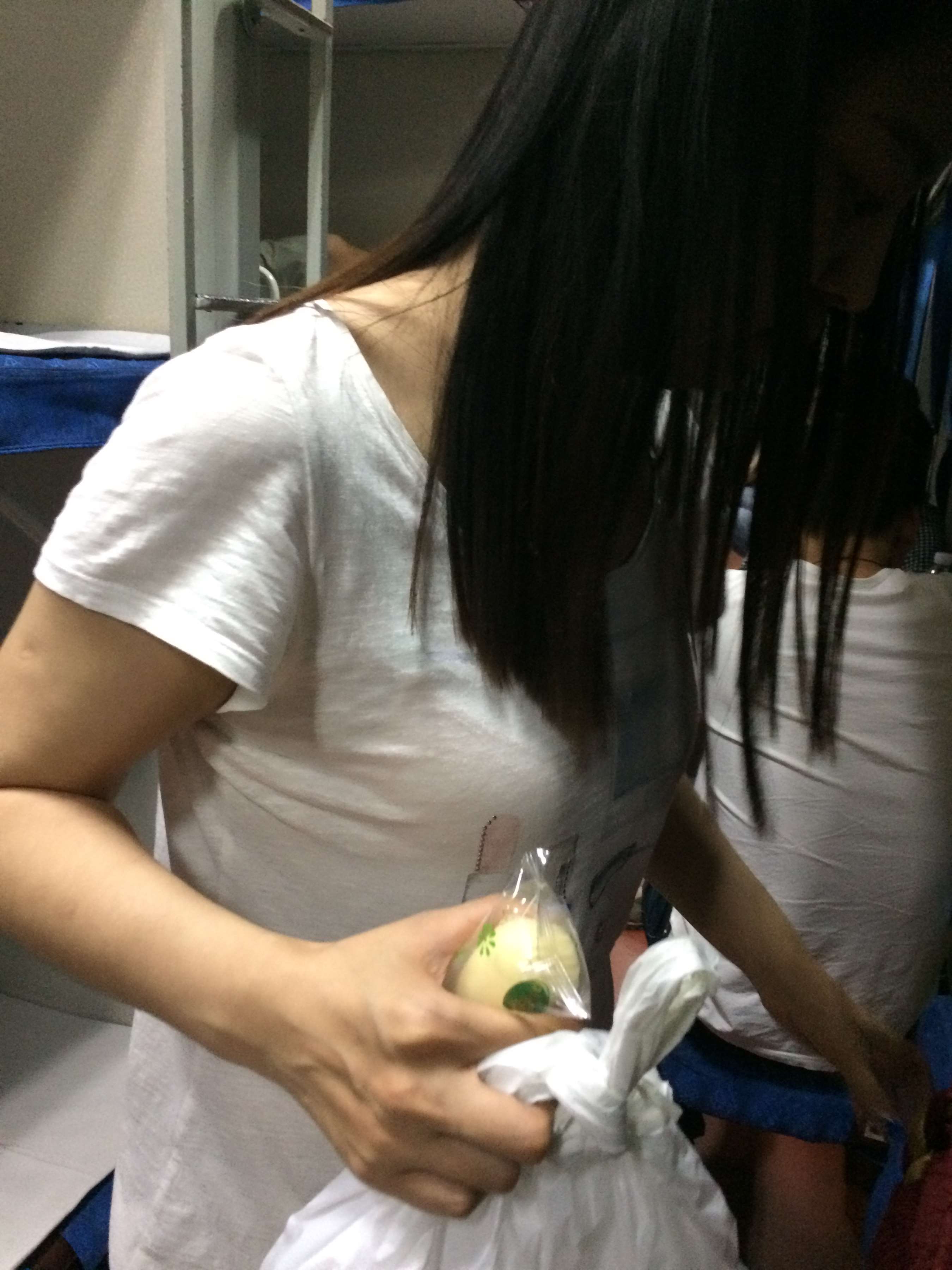 《出差火车上偶遇孩子的幼儿园老师》作品图