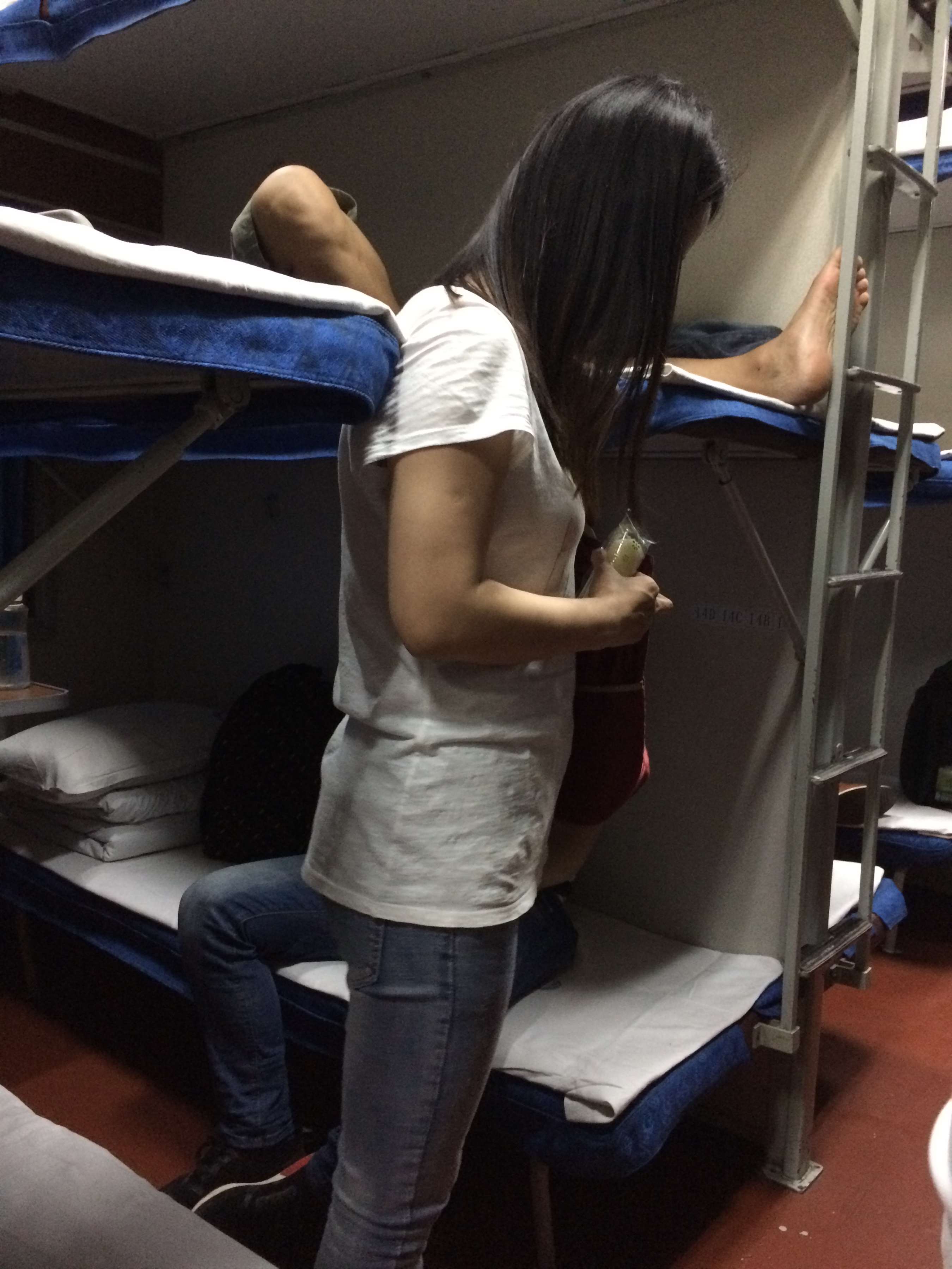 《出差火车上偶遇孩子的幼儿园老师》作品图