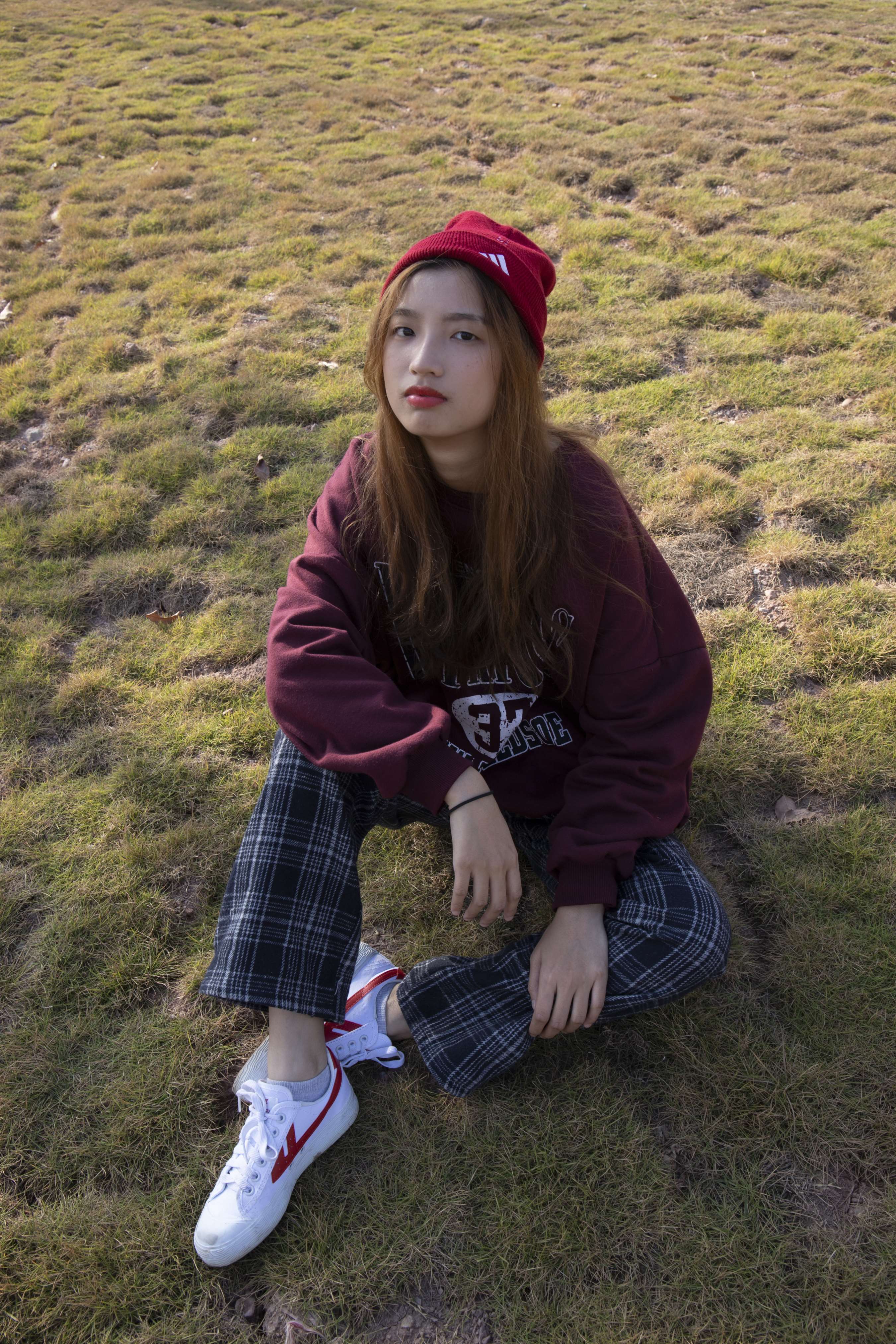 《晓晓师妹草地脚丫》作品图