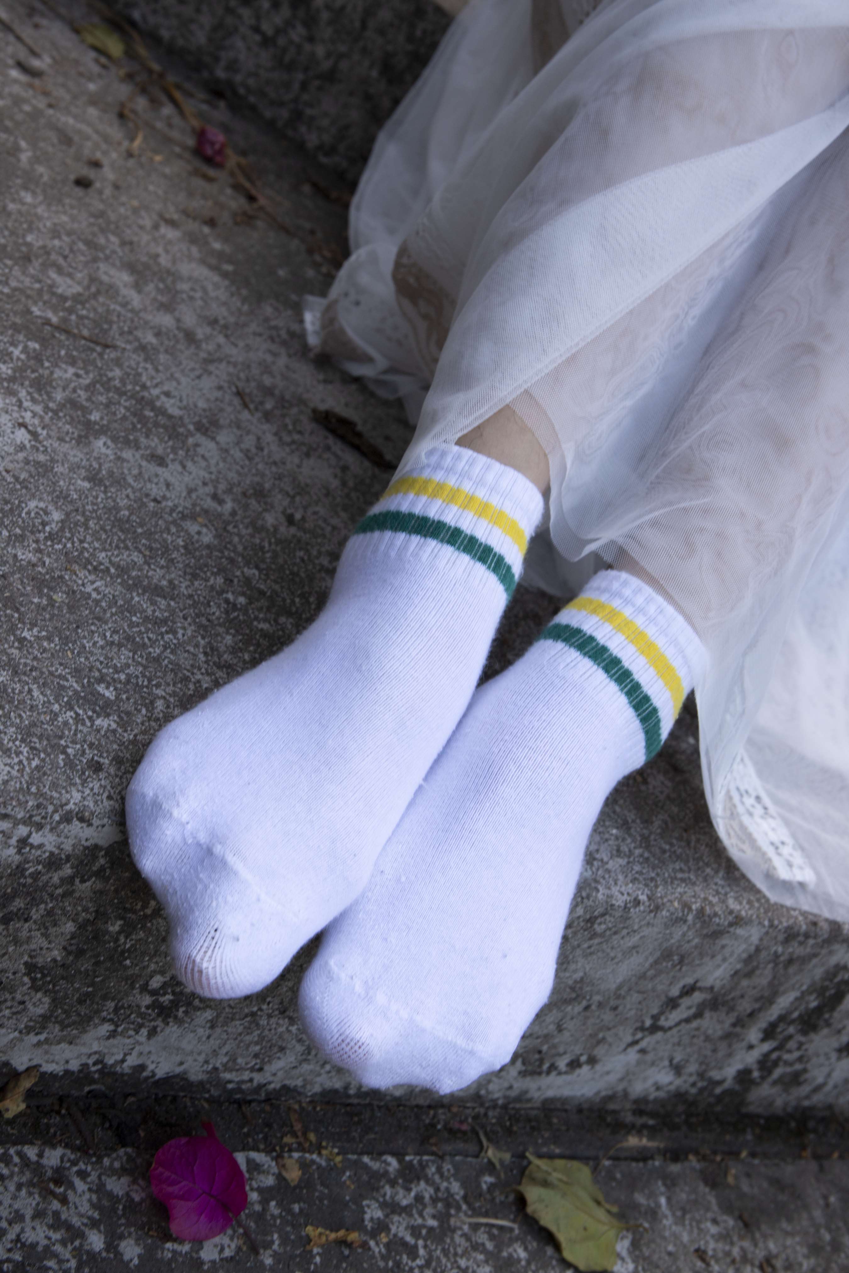 《校园里清纯师妹琳琳秀脚丫》作品图