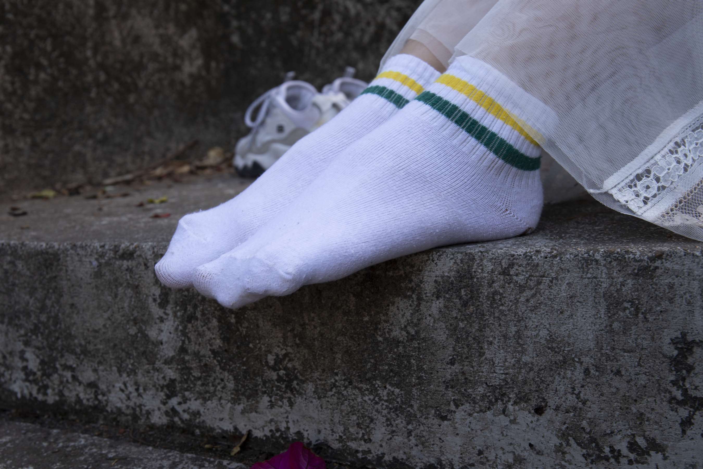 《校园里清纯师妹琳琳秀脚丫》作品图