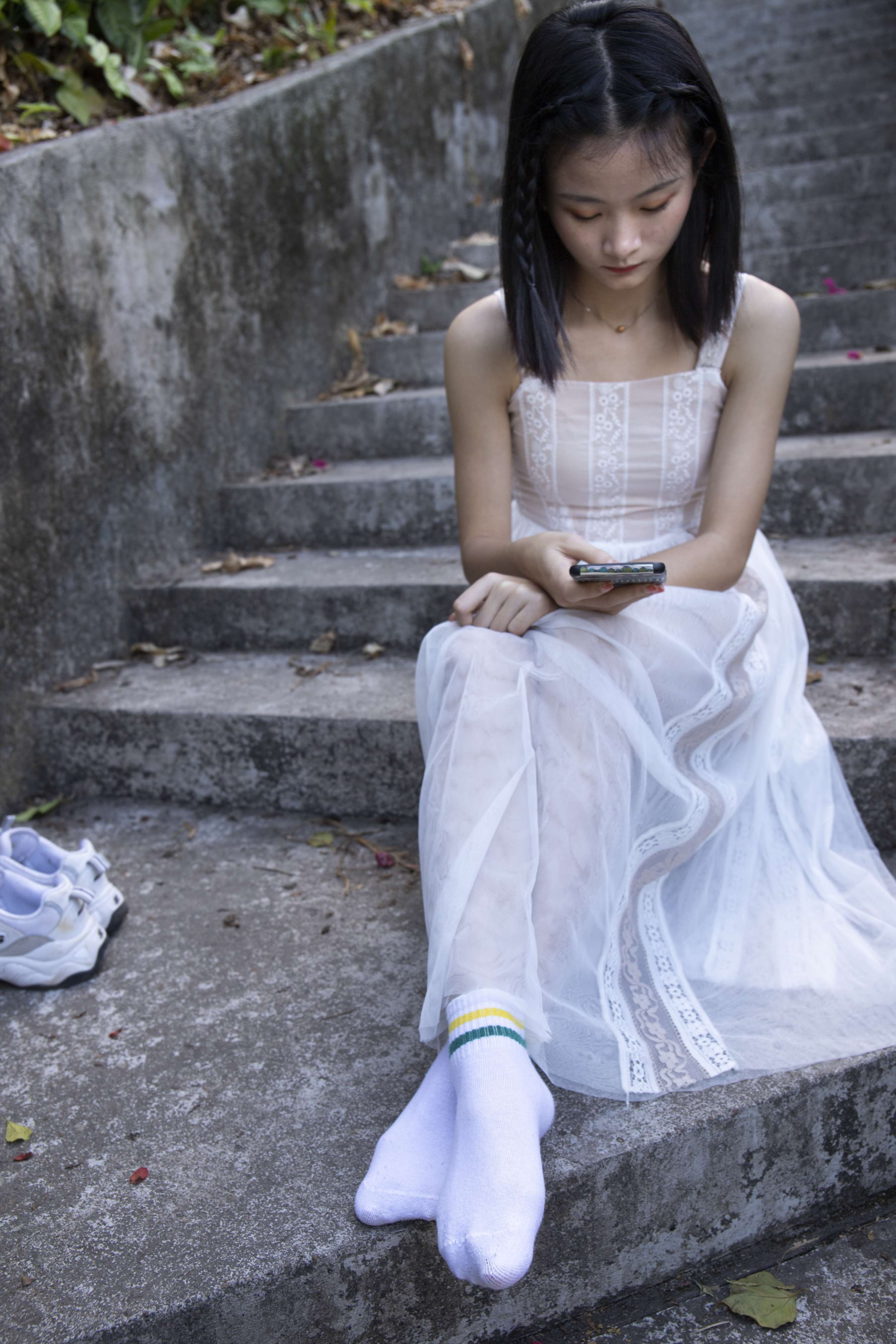 《校园里清纯师妹琳琳秀脚丫》作品图