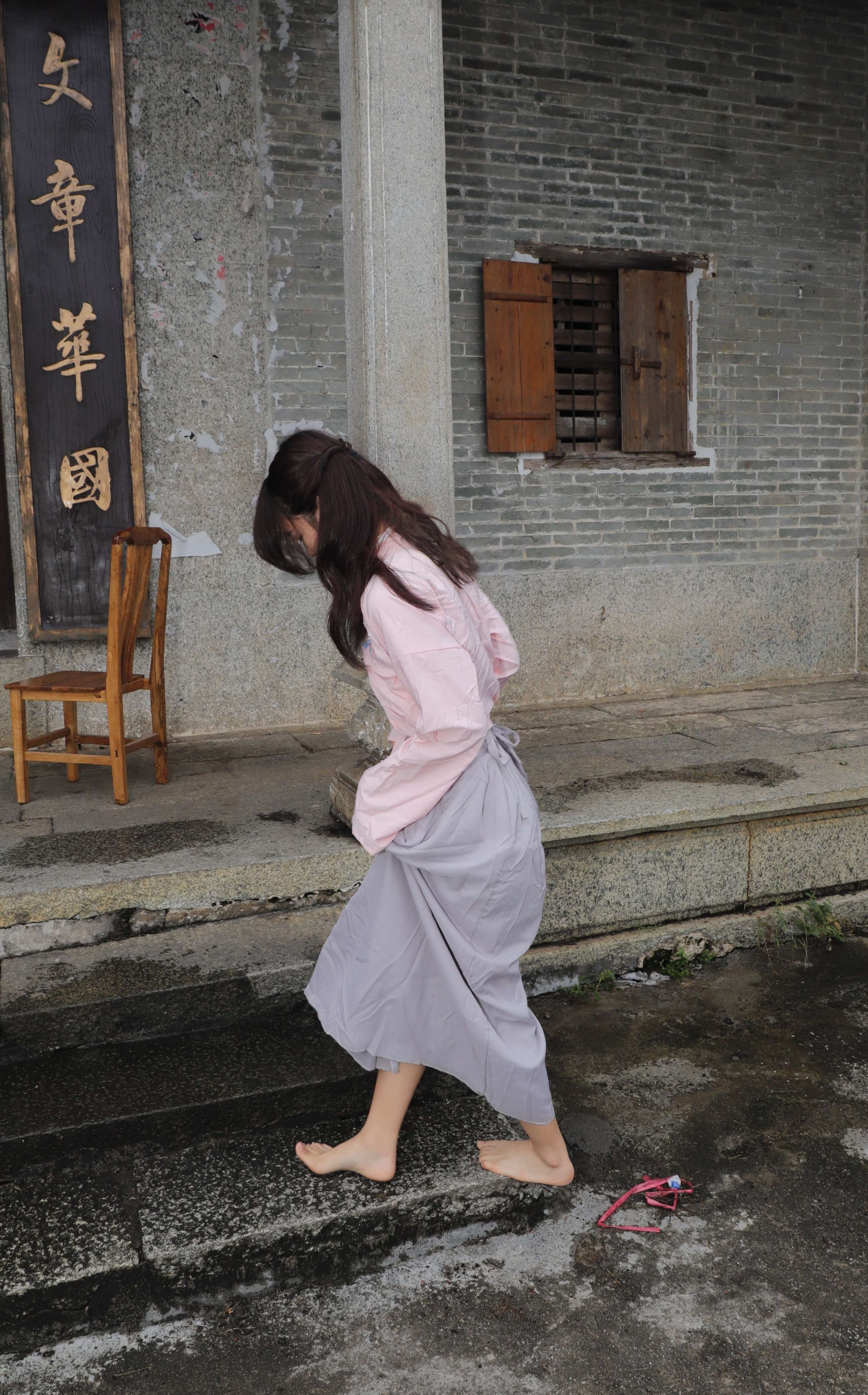 《小淇师妹穿上汉服赤脚游玩古镇》作品图