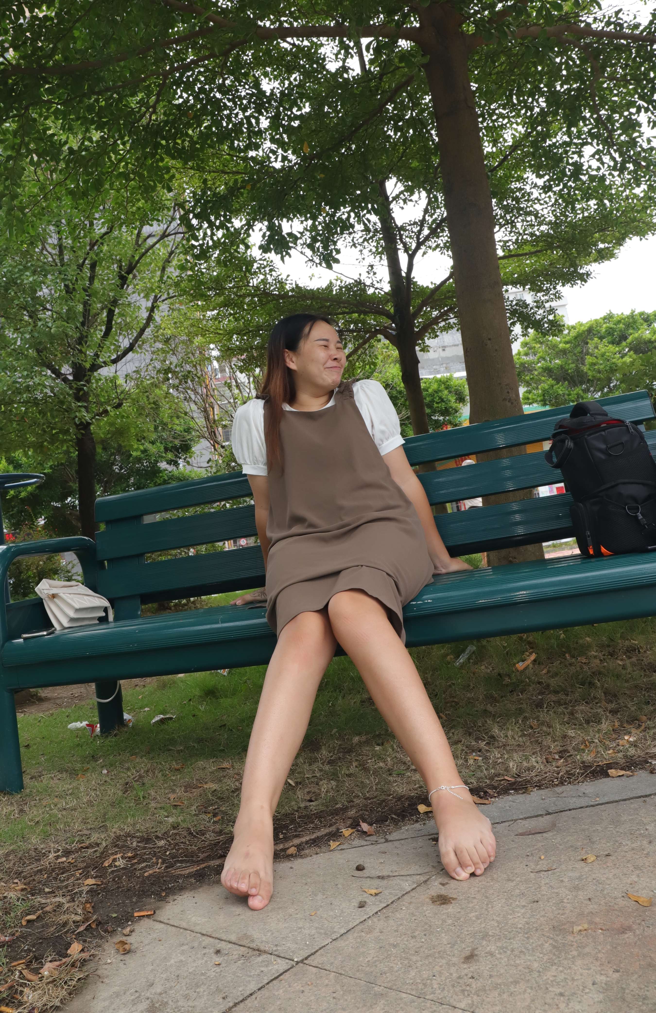 《小谭师妹展示有点味道的38码大脚》作品图