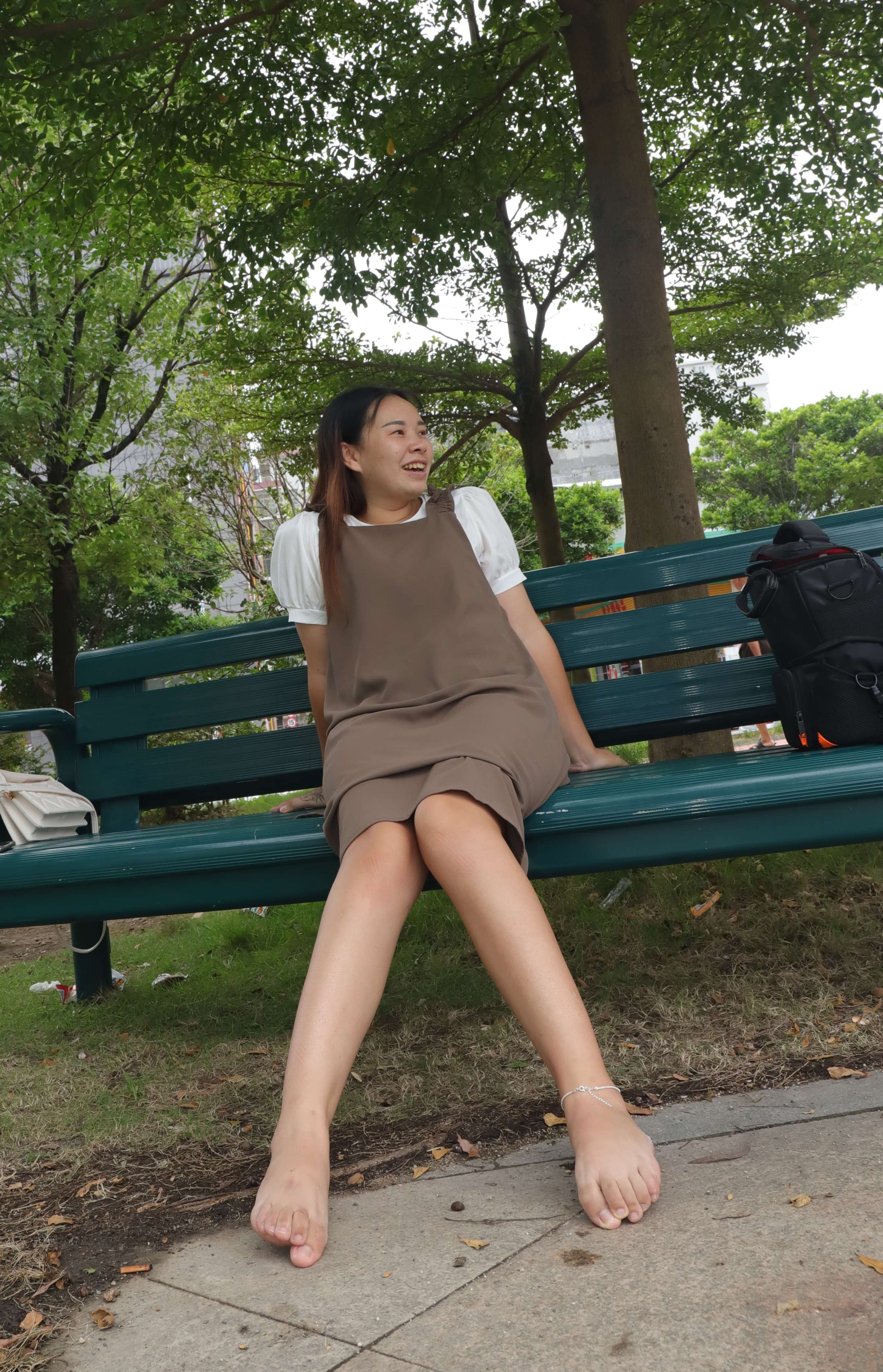 《小谭师妹展示有点味道的38码大脚》作品图