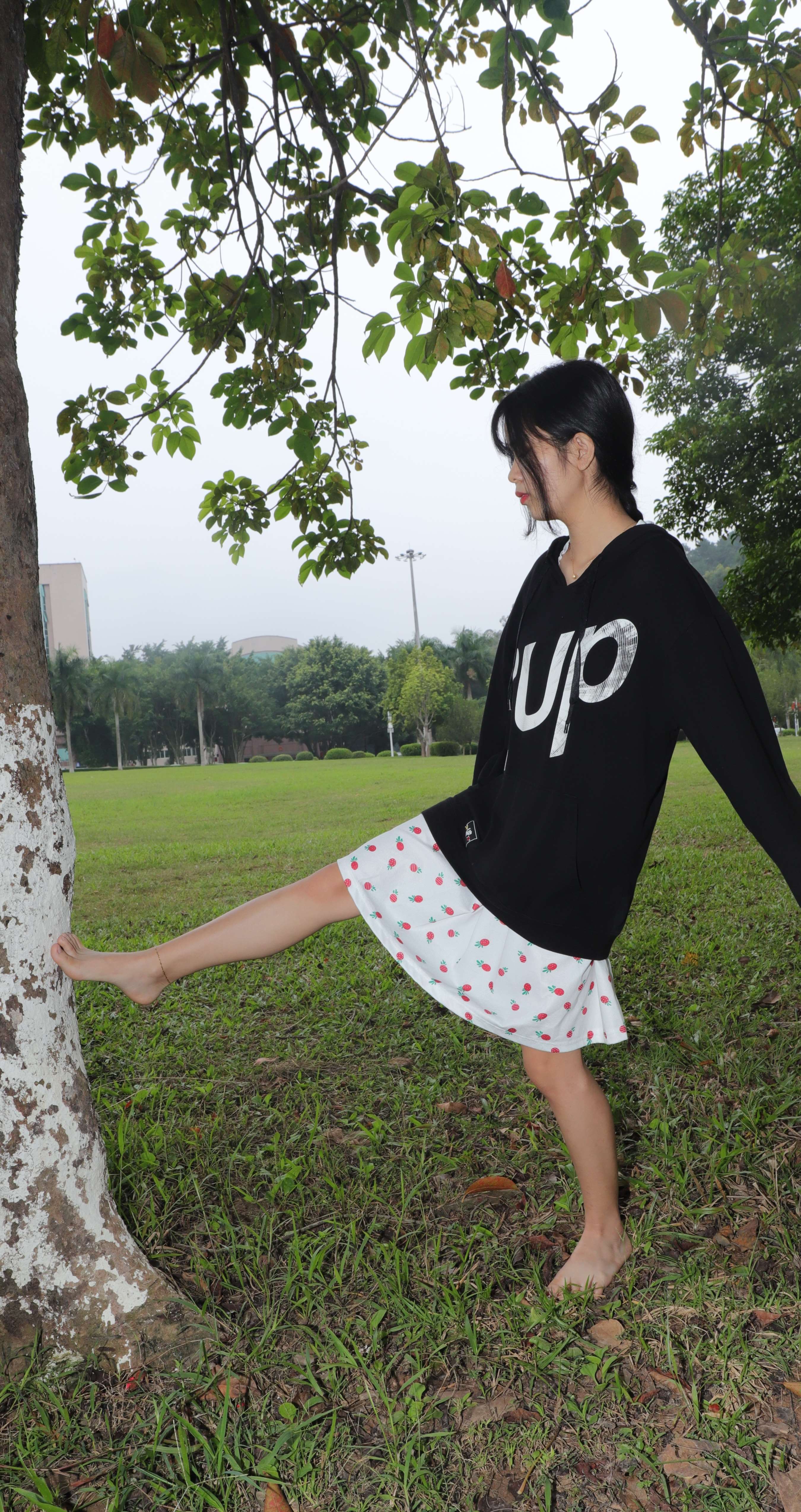 《小丽师妹展示36码小脚》作品图