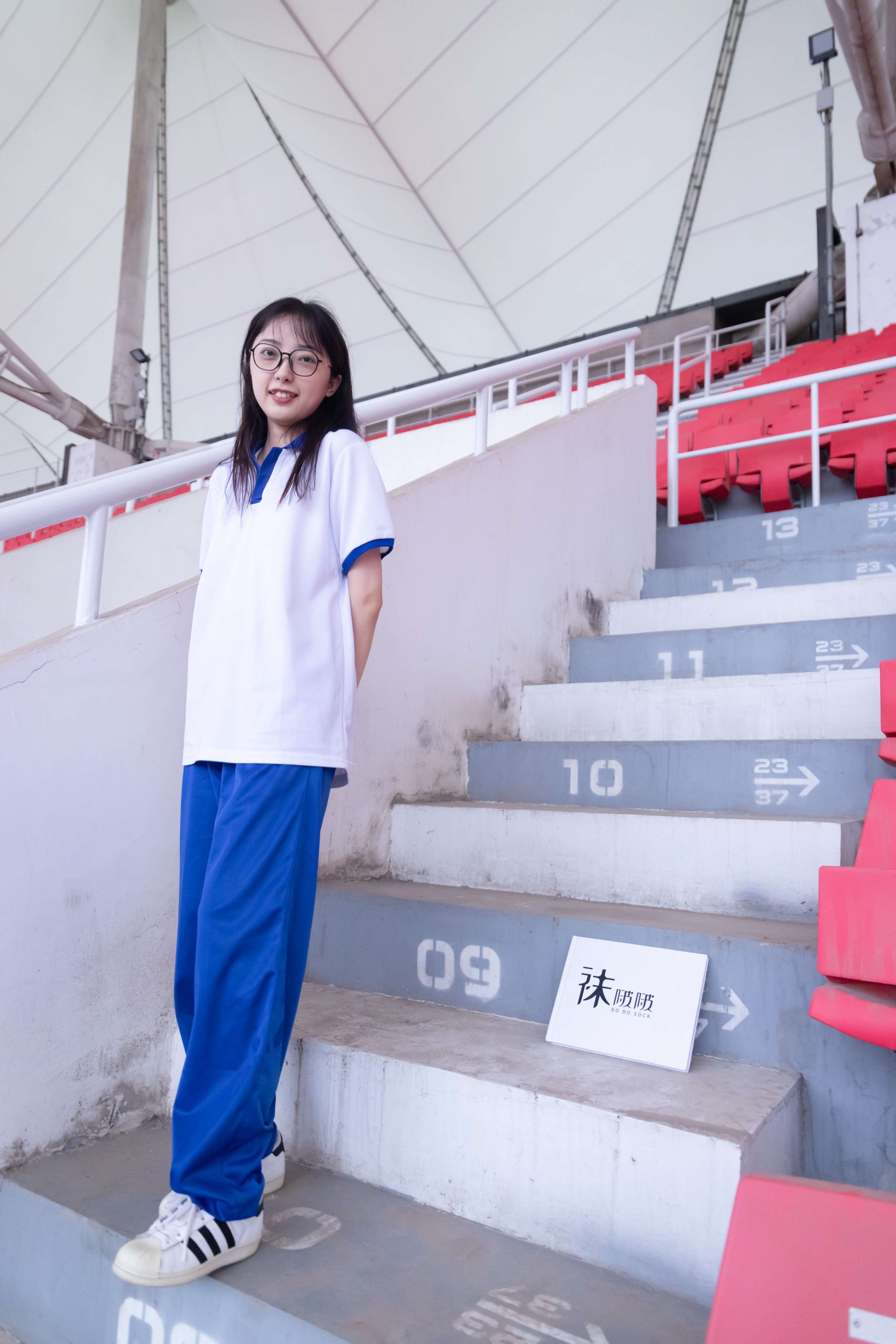 《校服眼镜学妹》作品图