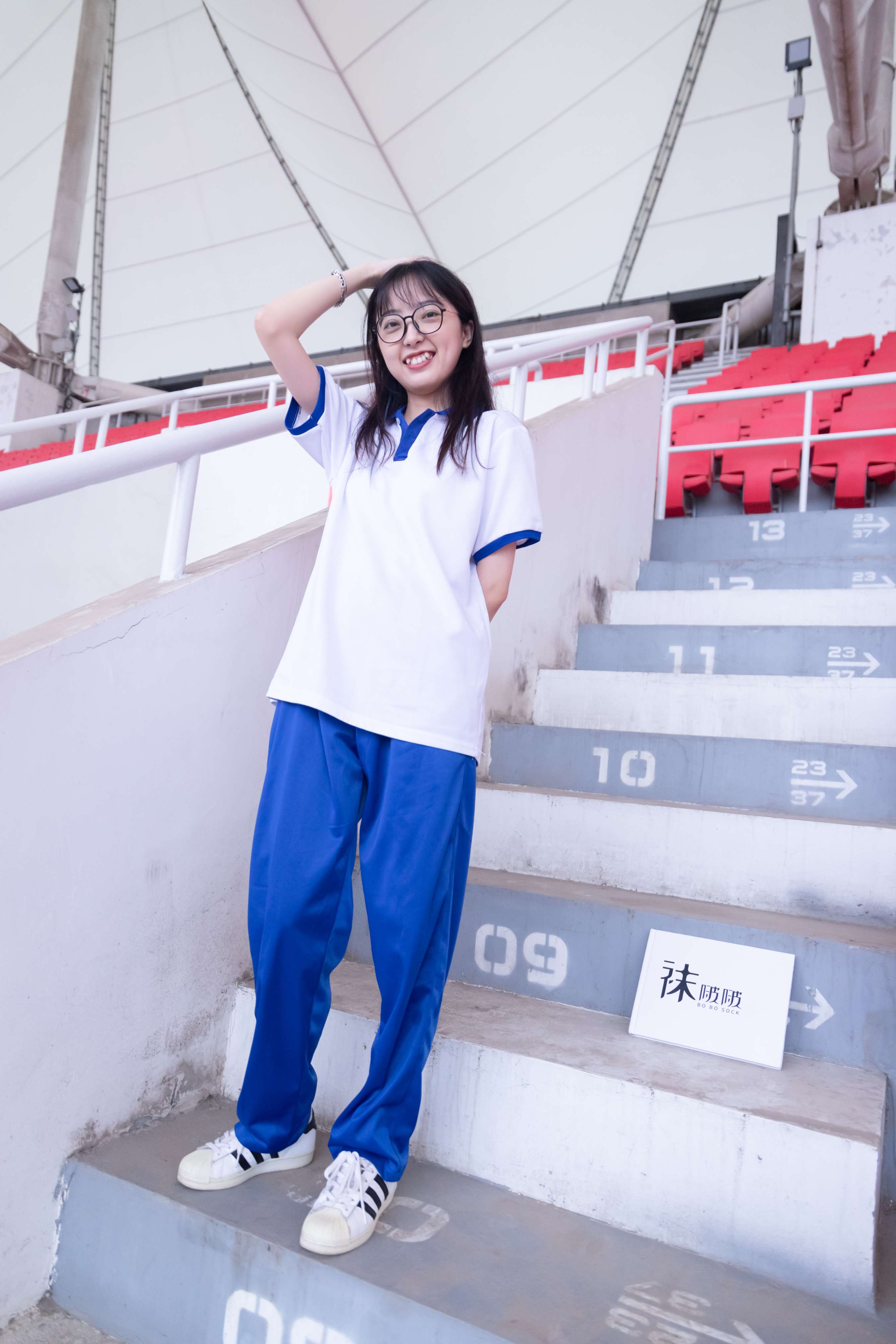 《校服眼镜学妹》作品图